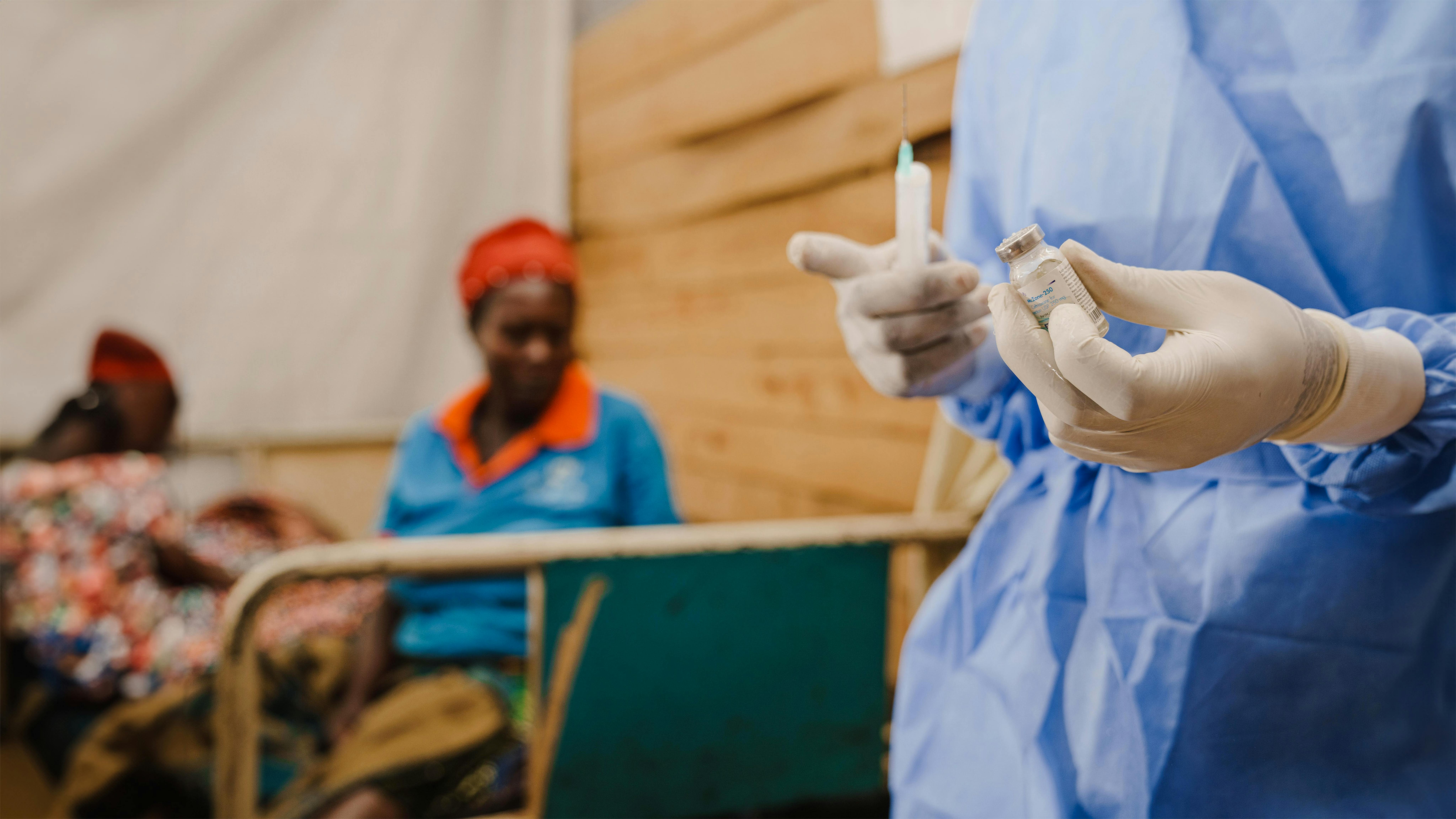 Repubblica Democratica del Congo,  Un'infermiera prepara un'iniezione presso l'unità di isolamento Mpox dell'ospedale Kavumu