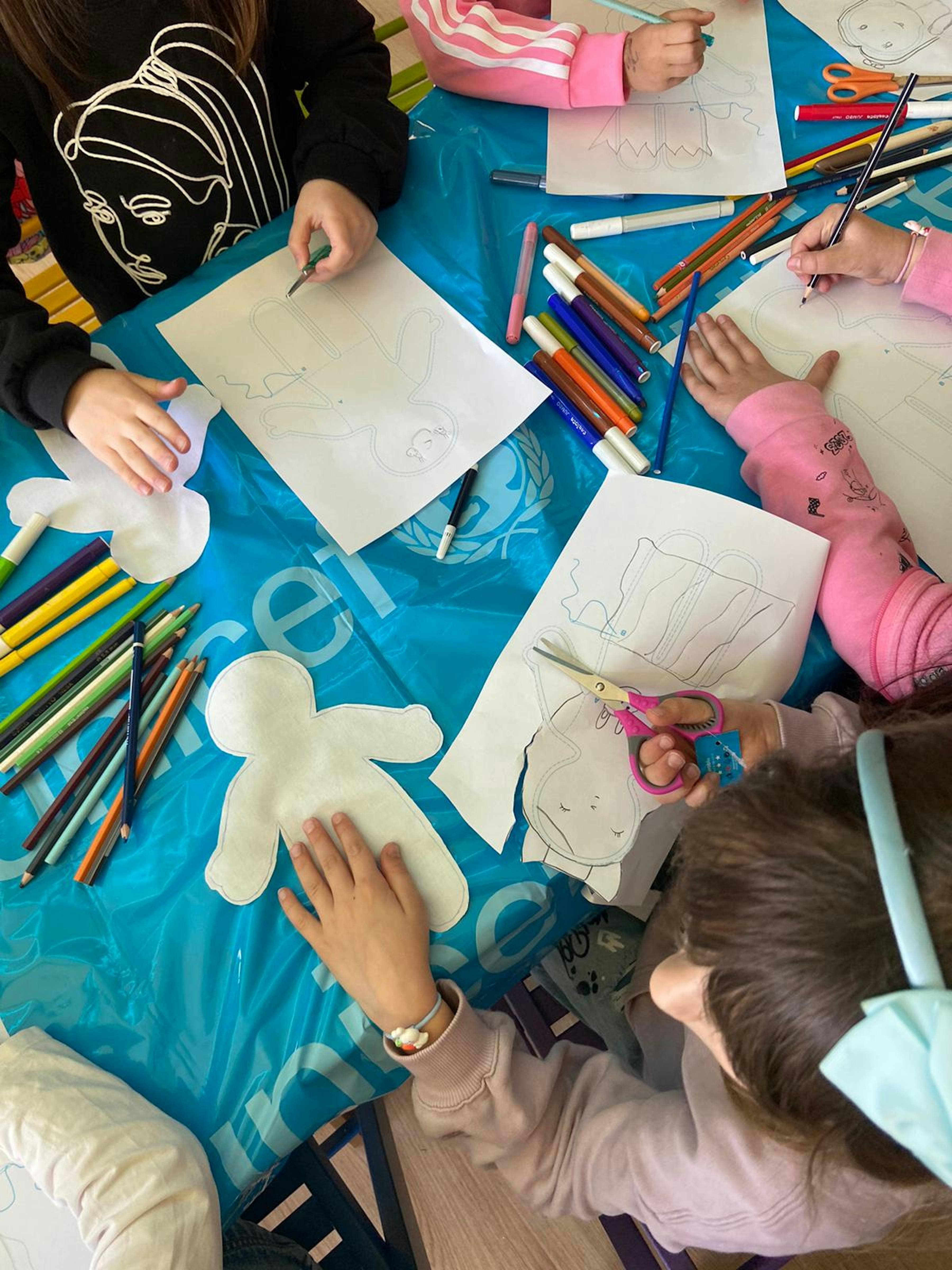 bimbi si divertono nel laboratorio pigotta