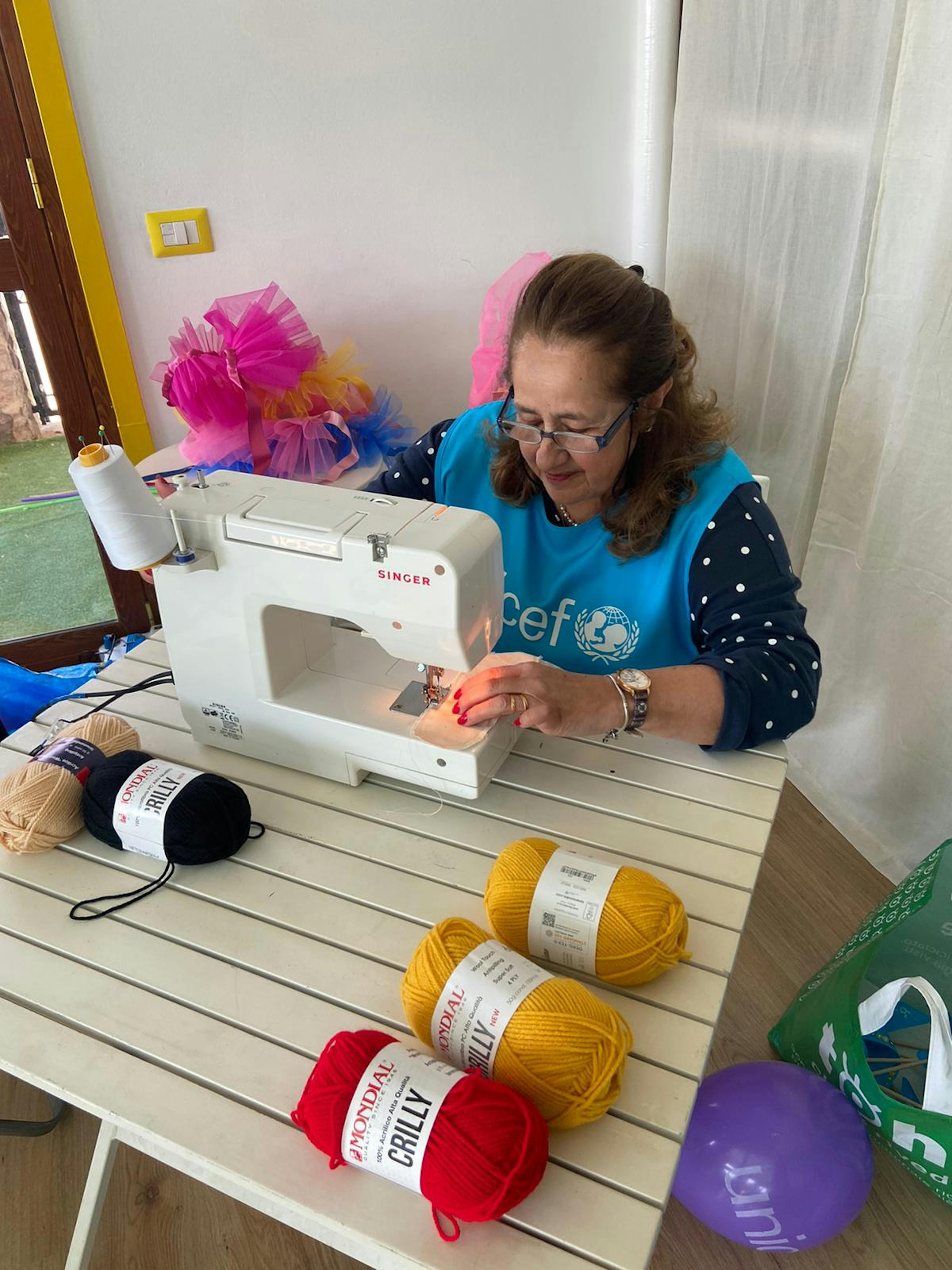 Filippa Rapisardi, volontaria UNICEF , durante la lavorazione delle pigotte