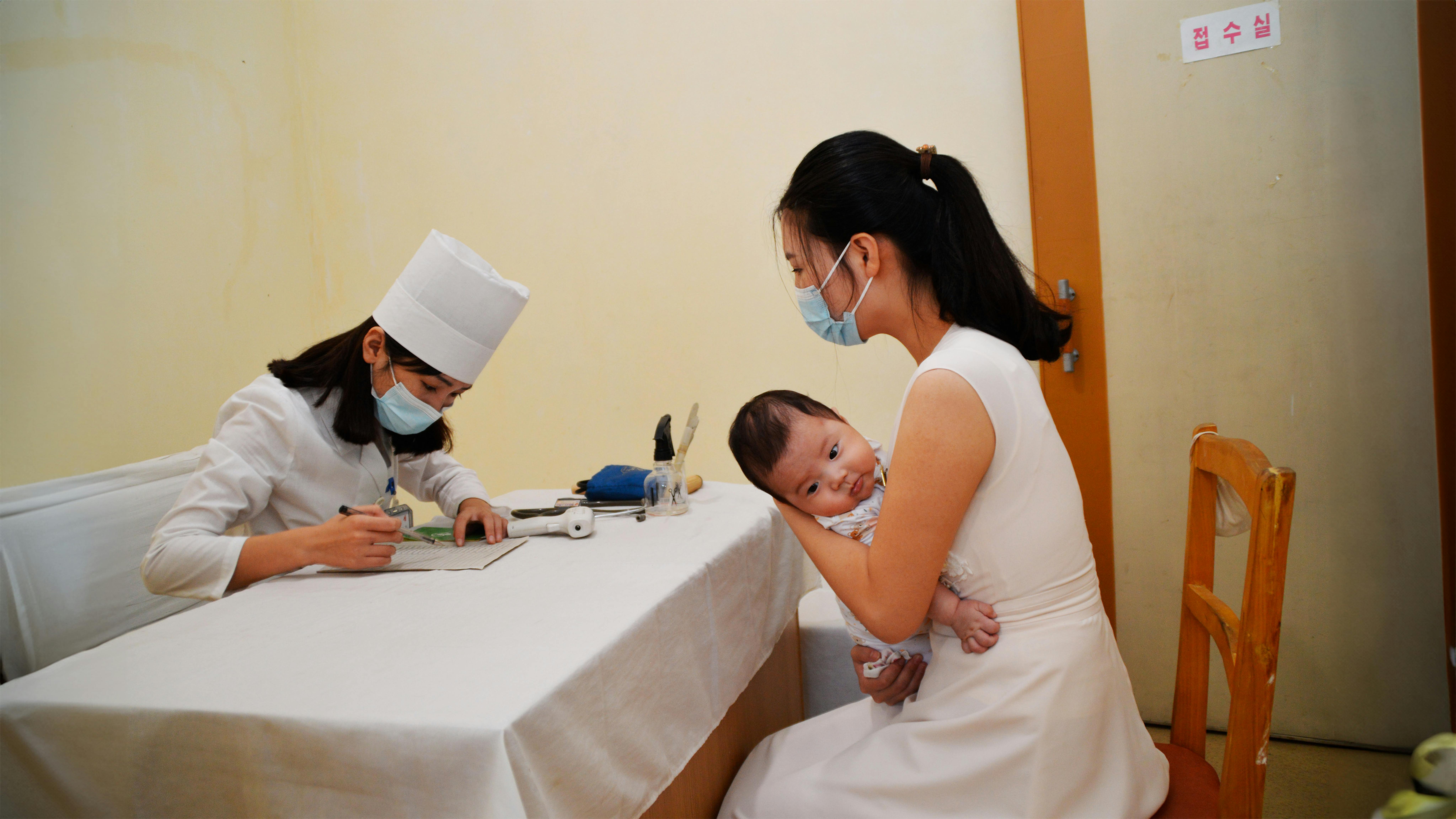 La campagna di vaccinazione nella Repubblica Popolare Democratica di Corea (RPDC) inizia oggi (2 settembre 2024). Queste foto sono state scattate in un ospedale di Pyongyang e immortalano le prime fasi di questa importante iniziativa sanitaria.