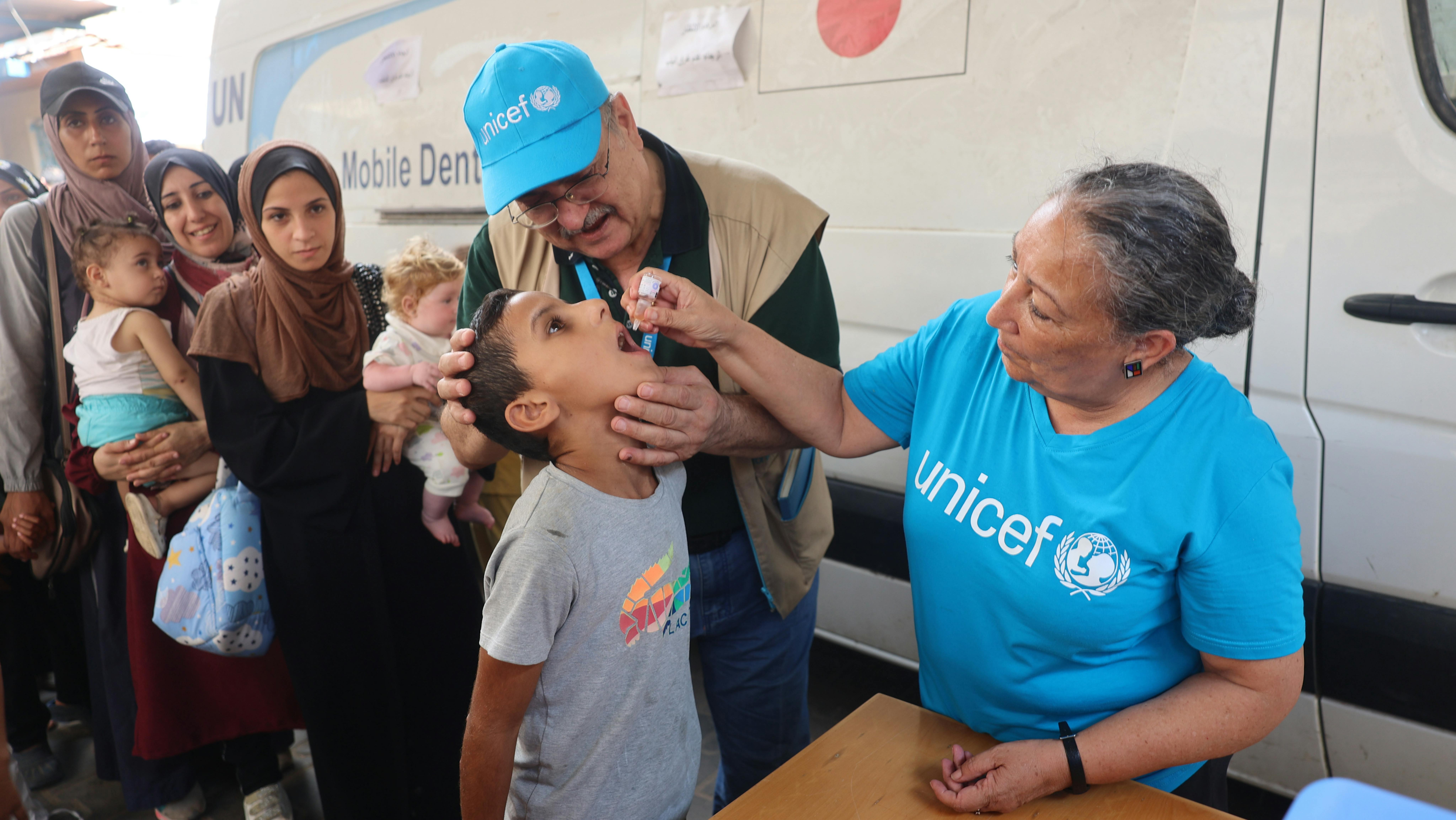 Personale dell'UNICEF somministra vaccini contro la poliomielite presso la clinica sanitaria dell'UNRWA a Deir al-Balah, nel centro della Striscia di Gaza.