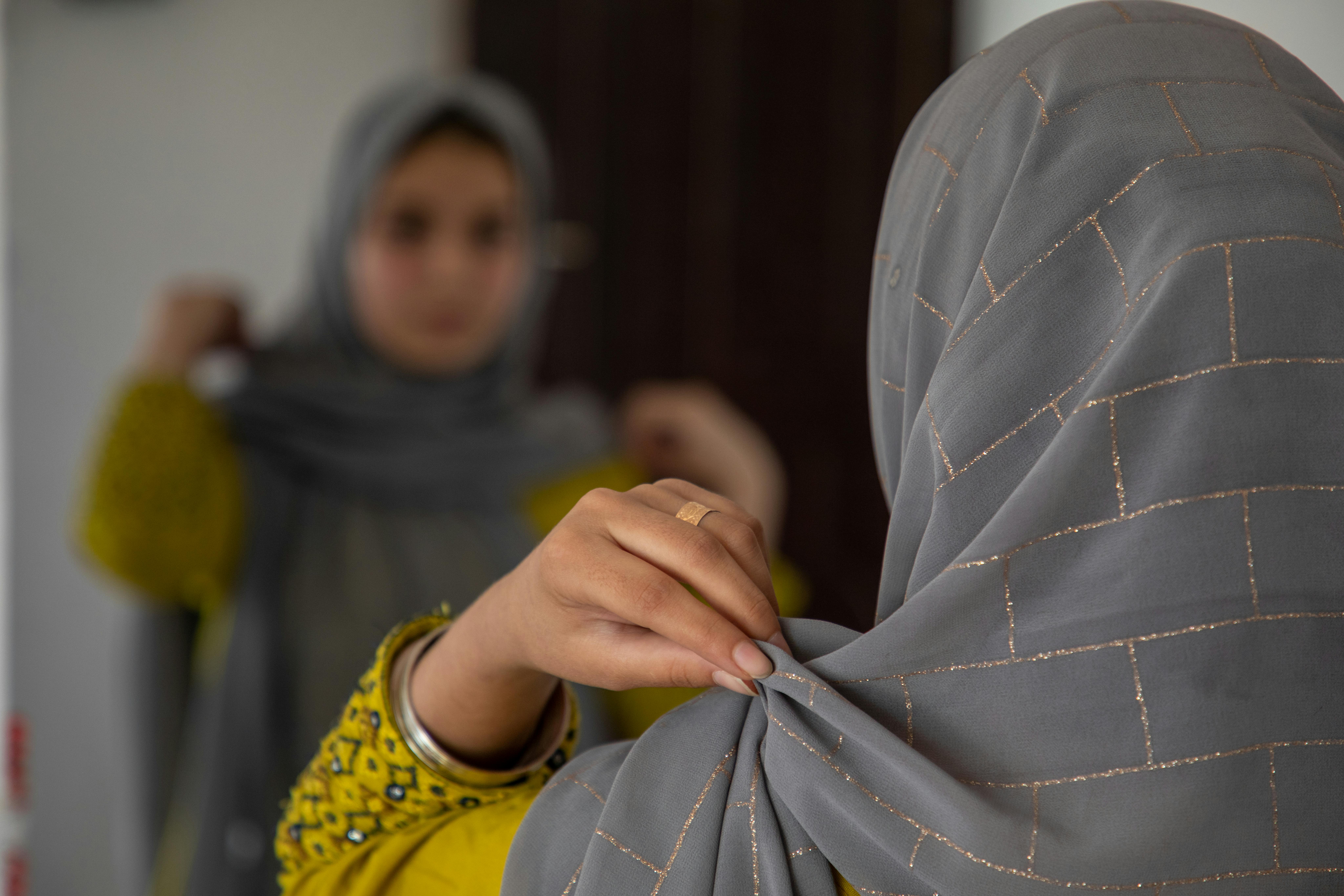 Bibi Gul*, 17 anni, è in piedi davanti allo specchio a casa sua con l'anello di fidanzamento al dito. Dopo essere stata fuori dalla scuola per tre anni, ha recentemente accettato di sposarsi.In Afghanistan alle ragazze non è permesso di frequentare la scuola secondaria 