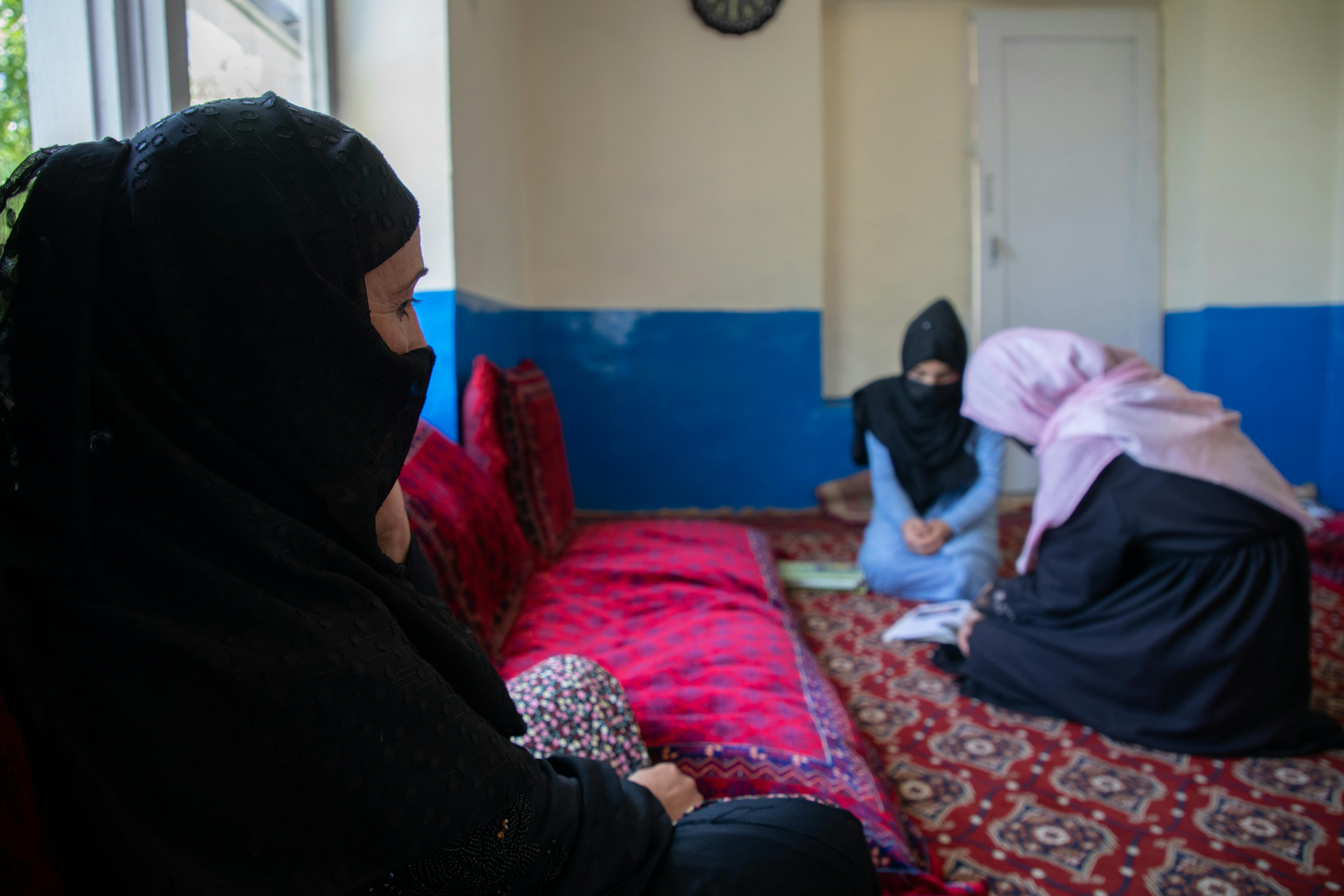 Afghanistan, Saeeda*, 43 anni, guarda le sue figlie studiare a casa. Ha quattro figlie e tre figli maschi. Solo una ha finito le scuole superiori.