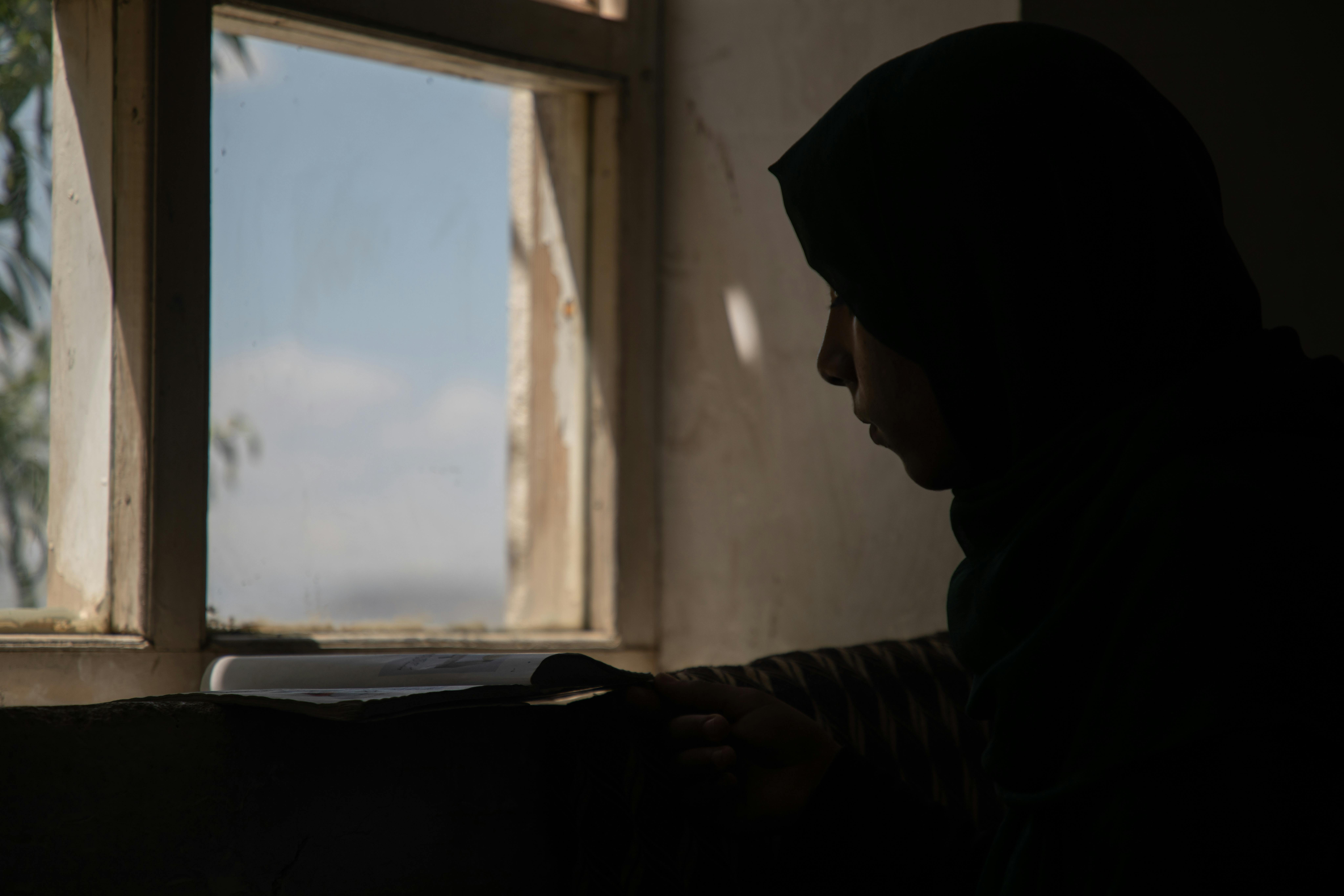 Afghanistan: Ferzana*, 13 anni, guarda fuori dalla finestra di casa sua: 