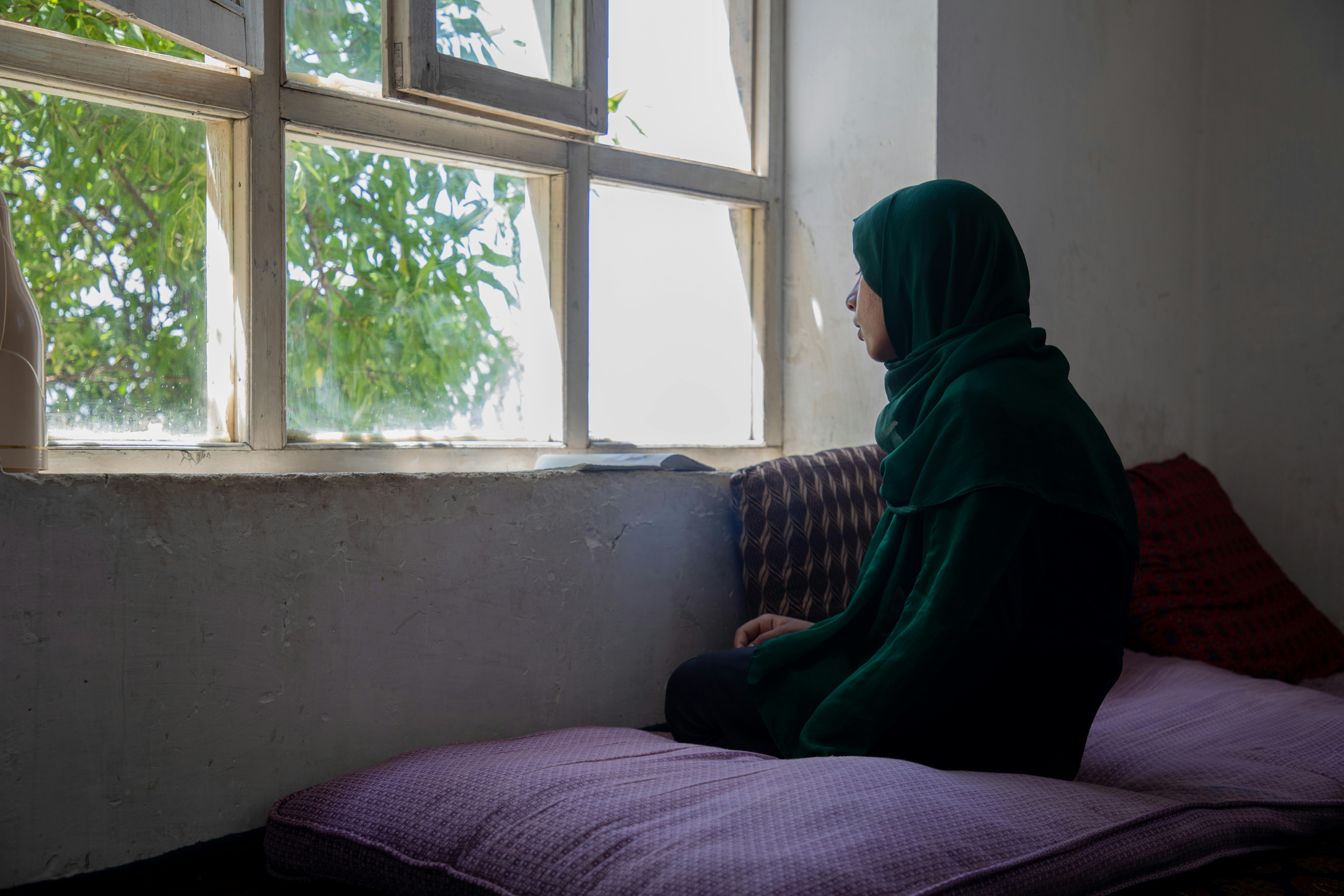 Ferzana, 13 anni, è una delle tante bambine a cui è stato impedito di tornare a scuola: “Mi sento così triste quando vedo i ragazzi andare a scuola. Vorrei essere maschio, così potrei continuare a frequentare le lezioni, studiare e giocare con i miei amici. Se le ragazze non vanno a scuola, saranno illetterate per il resto della vita e si troveranno davanti a molte difficoltà.