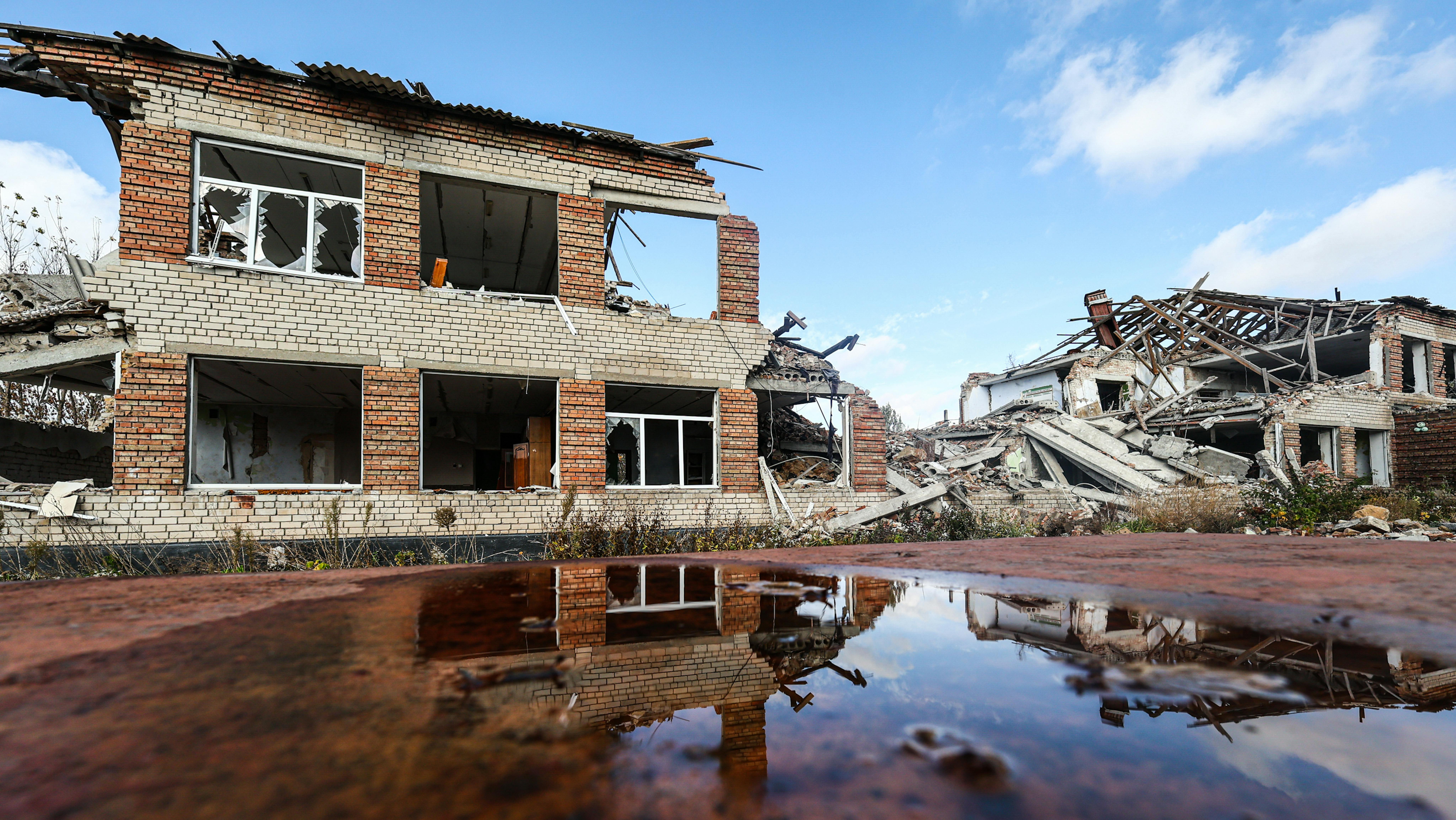 Ucraina. Un edificio di una scuola pubblica, distrutto dai bombardamenti.