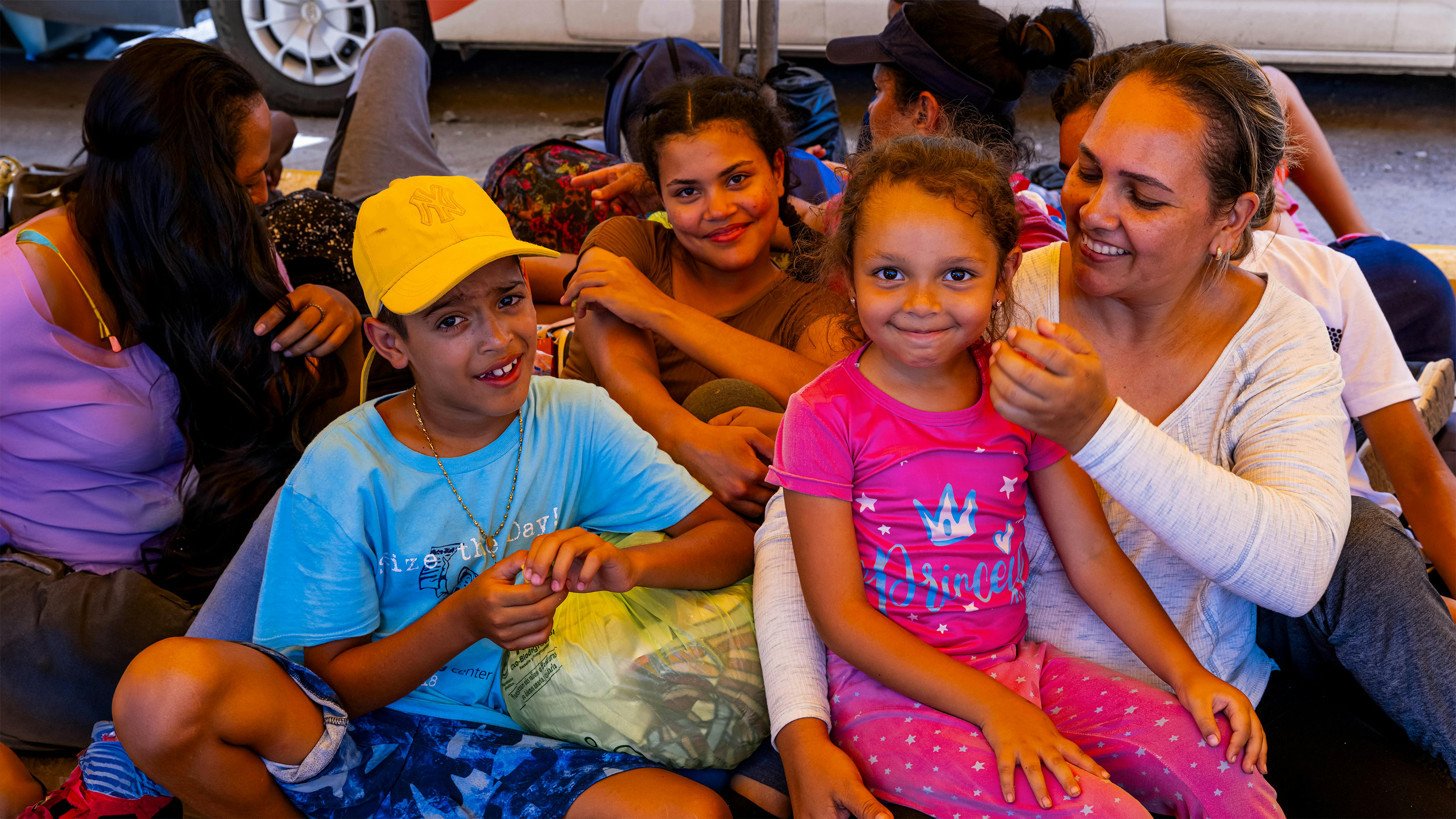 Guatemala, bambini e famiglie migranti, principalmente di origine venezuelana, attraversano il Paese in cerca di migliori opportunità.