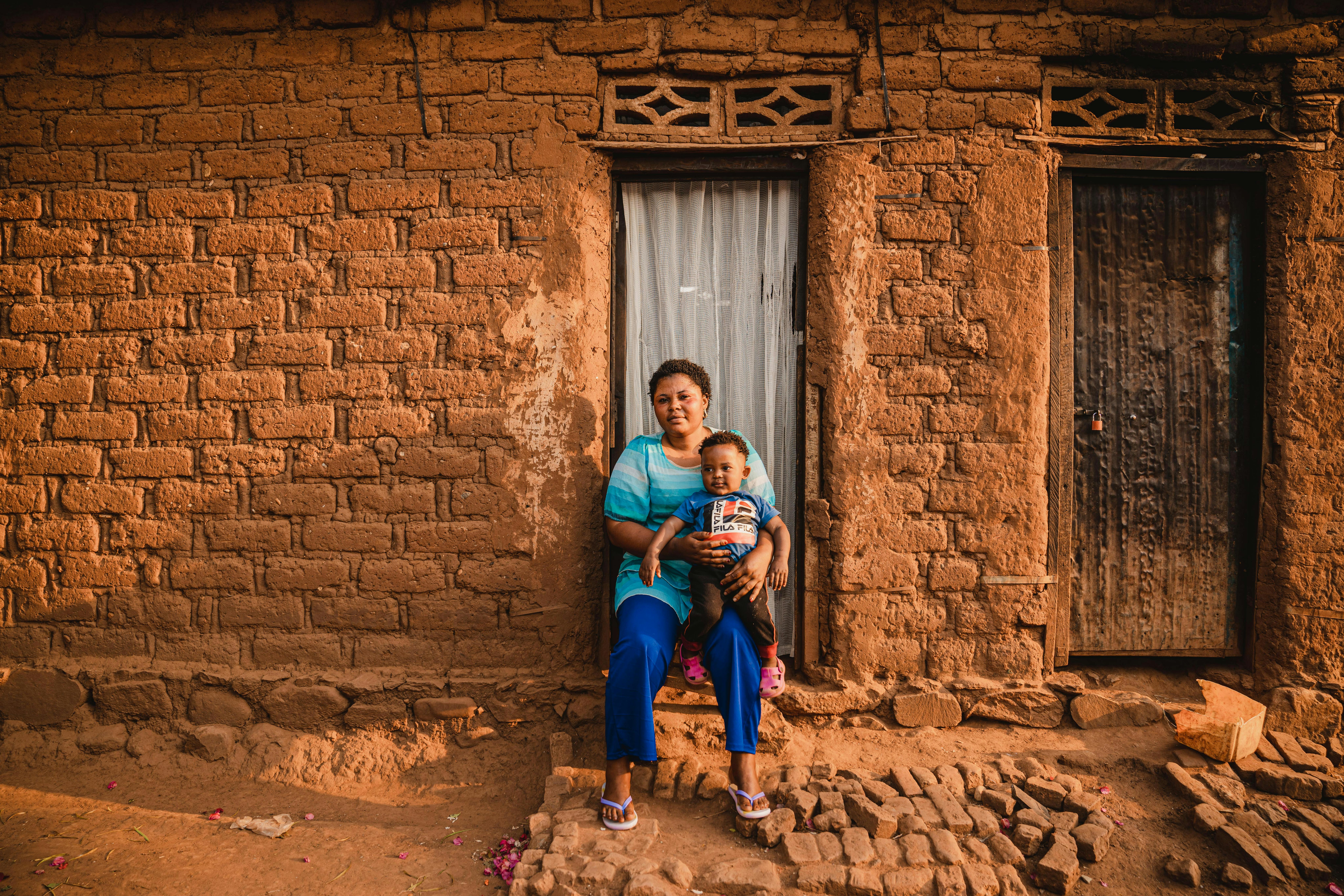 Gabriel, 1 anno, è seduto sulle ginocchia della madre Sarah fuori casa a Kamanyola, provincia del Sud Kivu, Repubblica Democratica del Congo, il 24 luglio 2024. Gabriel è sopravvissuto all'mpox presso l'ospedale Kamanyola supportato dall'UNICEF.