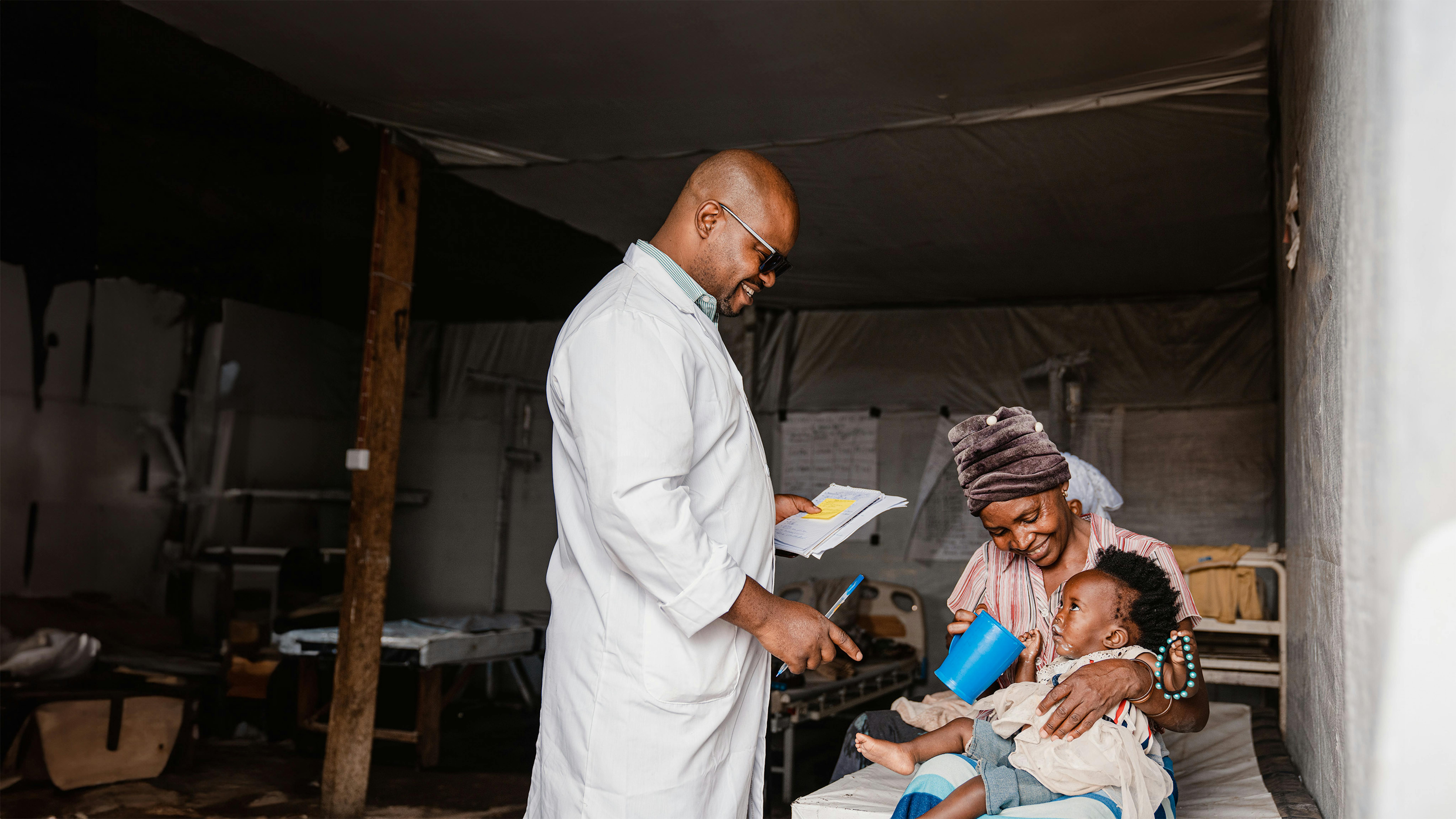 Vanessa, 3 anni, affetta da malnutrizione, beve latte terapeutico tra le braccia della madre Sifa presso l'ospedale generale di Nyiragongo, sostenuto dall'UNICEF, nella provincia del Nord Kivu, nella Repubblica Democratica del Congo