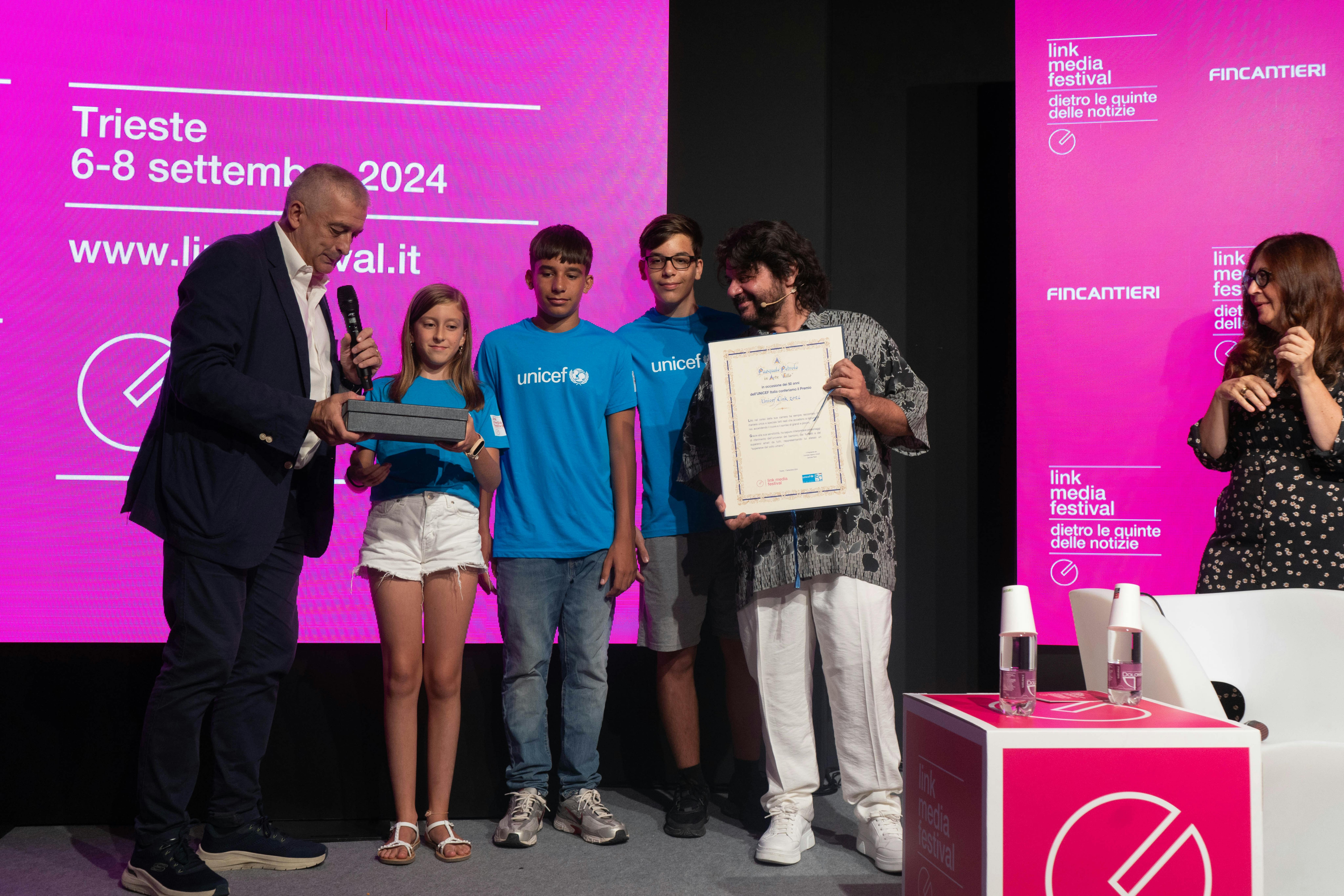 Un momento della premiazione di Lillo da parte dell'UNICEF