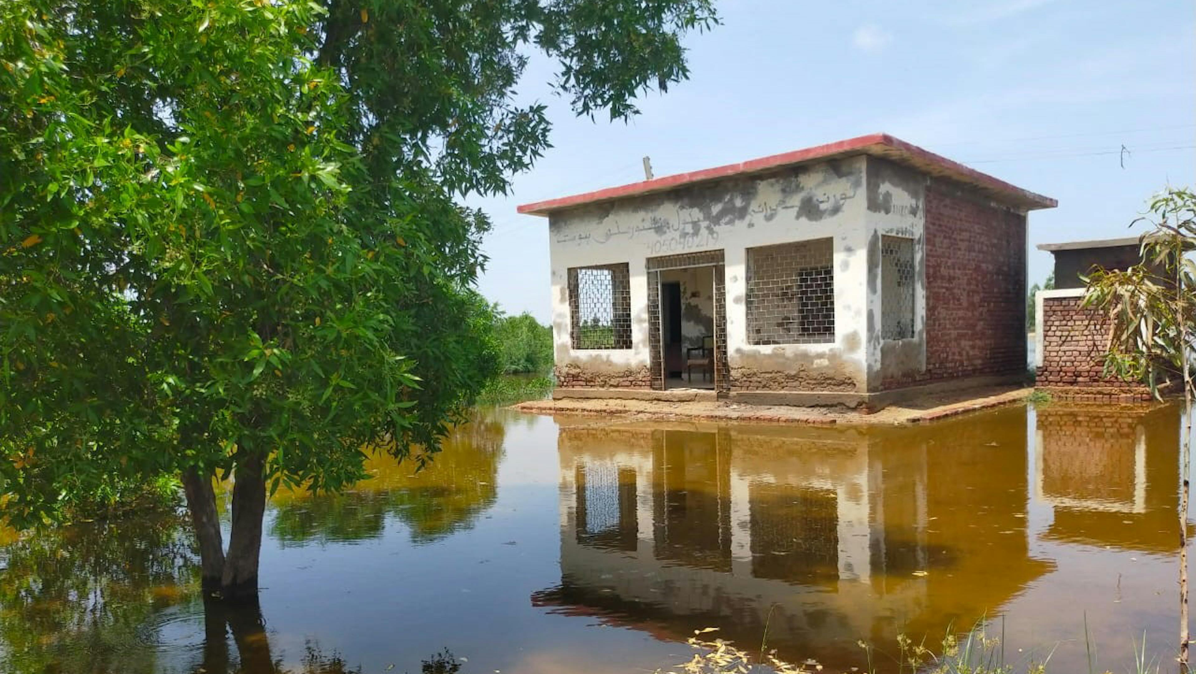Una scuola pubblica danneggiata e inaccessibile dopo le recenti inondazioni nel distretto di Mirpur Khas della provincia di Sindh in Pakistan