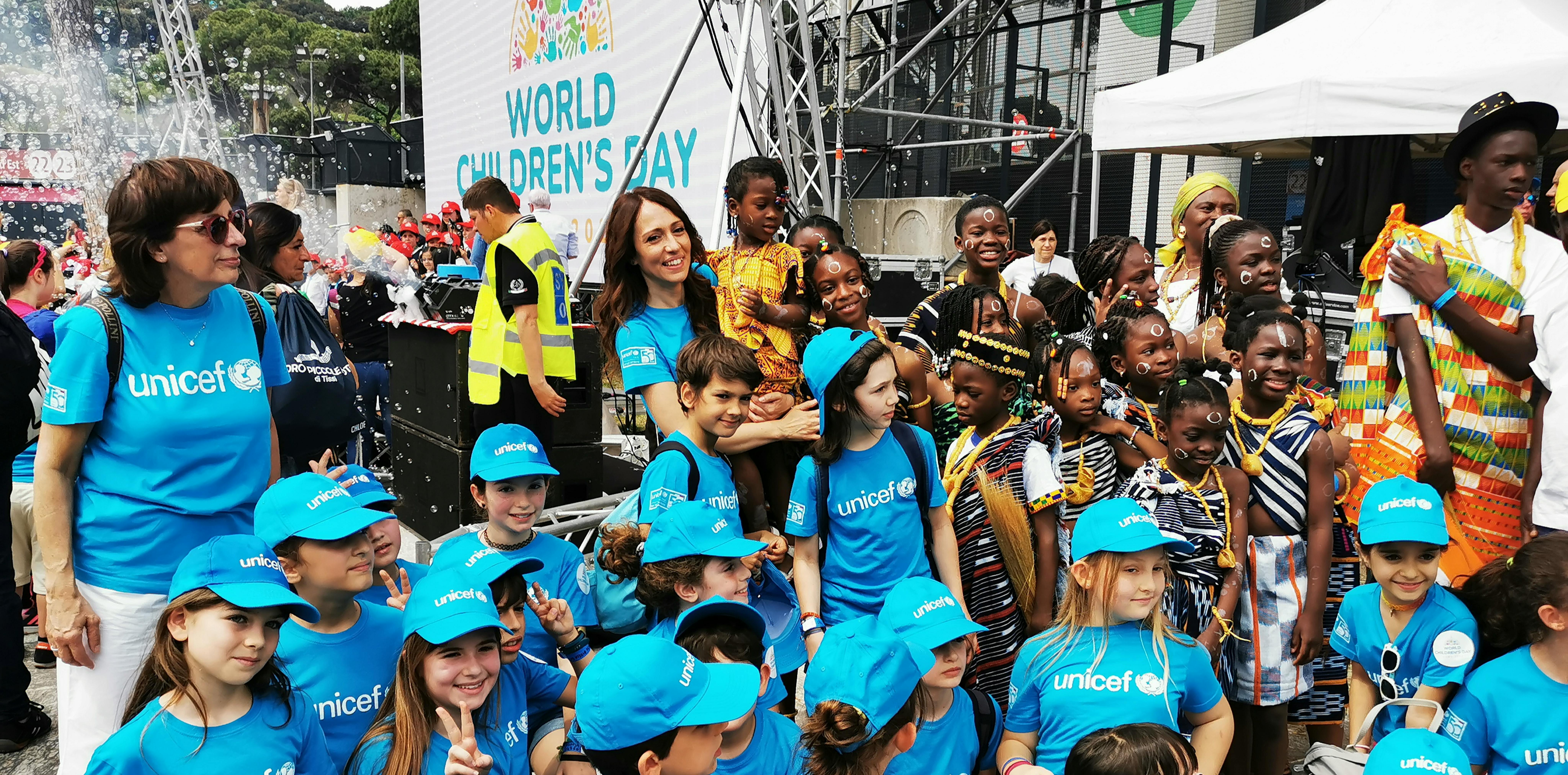 Volontari UNICEF con i bambini durante l'evento indetto da Papa Francesco allo Stadio Olimpico