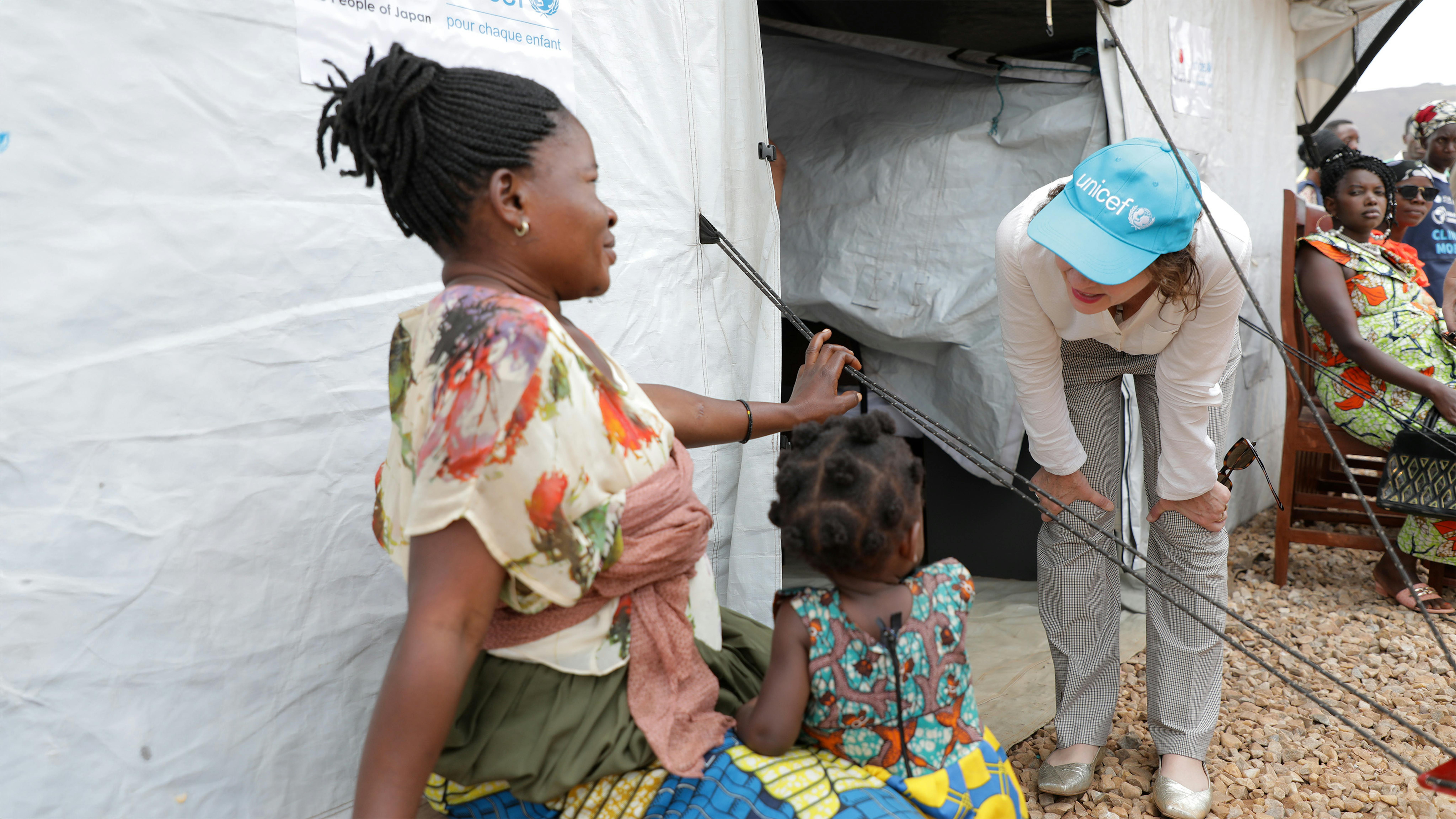 Burundi -Operatore UNICEF parla con una mamma nel sito degli sfollati interni di Mubimbi, dove sono stati allestiti due posti sanitari e un punto di distribuzione dell'acqua con il sostegno dell'UNICEF, in collaborazione con il Ministero della Salute Pubblica