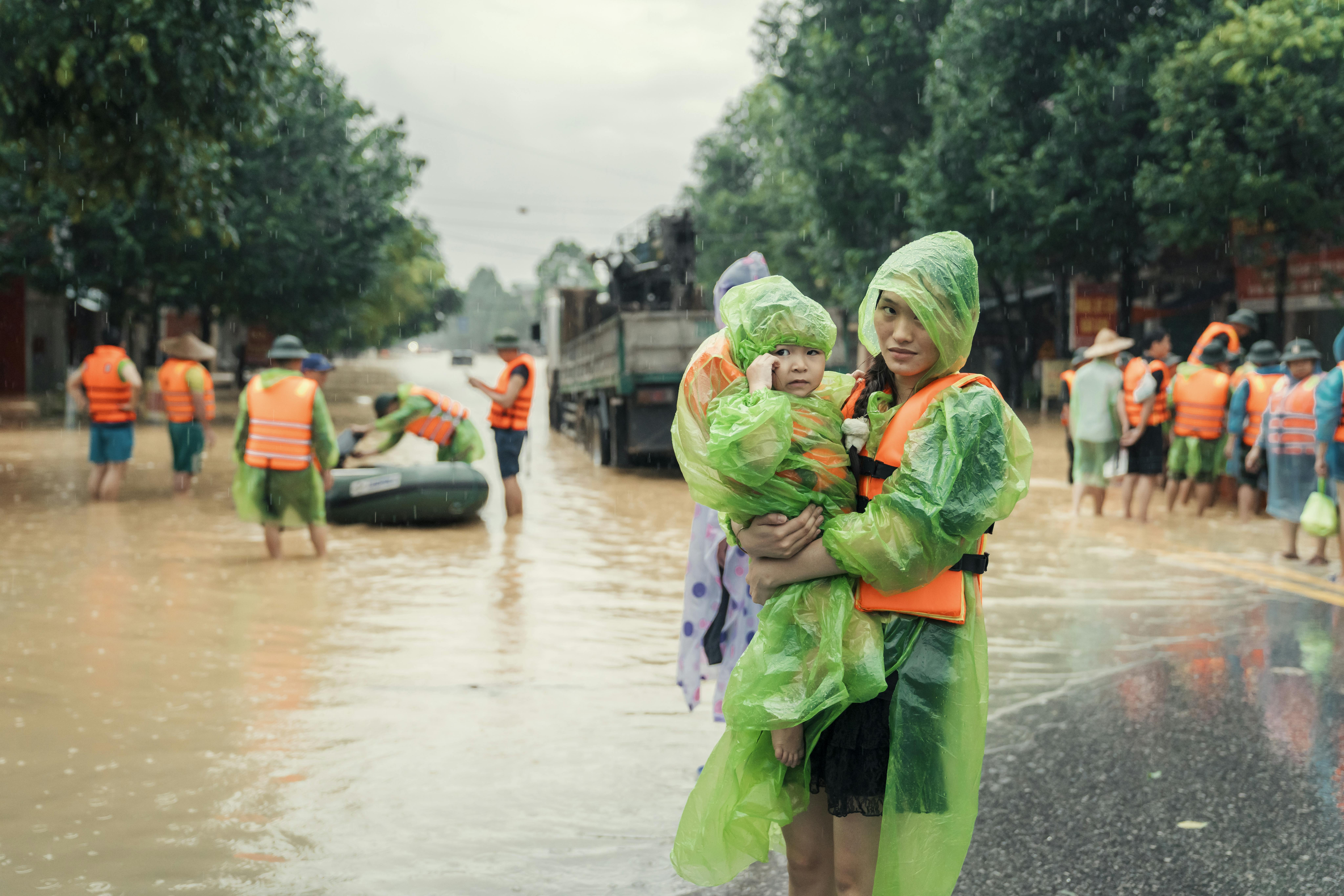 Anh Nguyet, tiene in braccio la sua sorellina Vu Ha Anh durante l'inondazione provocata dal super tifone Yagi nella città di Thai Nguyen City, in Vietnam.