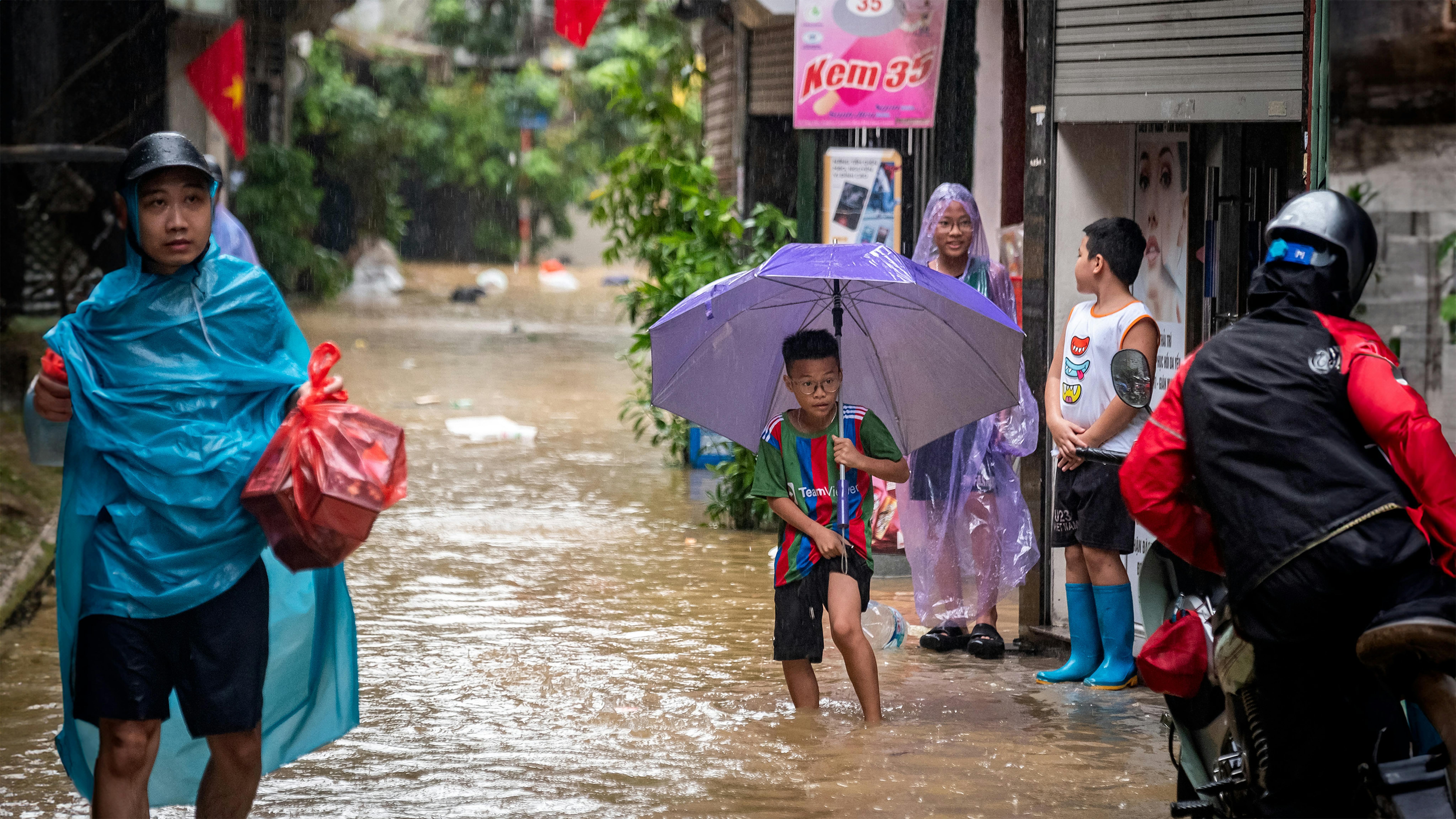 Vietnam: Nguyễn Đức Kiên, 9 anni, si trova vicino in un quartiere vicino al fiume Rosso straripato a seguito del tifone Yagi