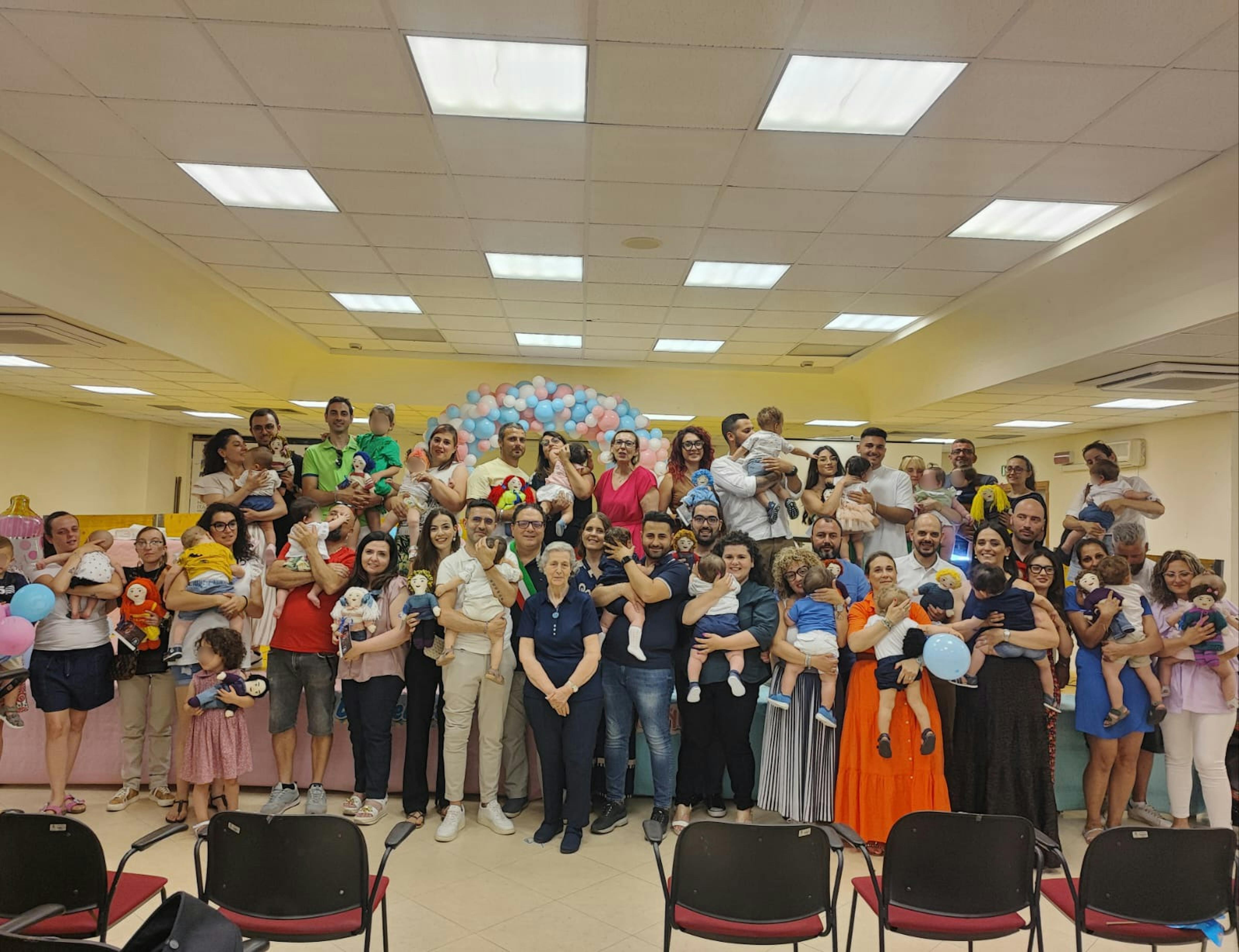 Foto di gruppo con i genitori dei nuovi nati