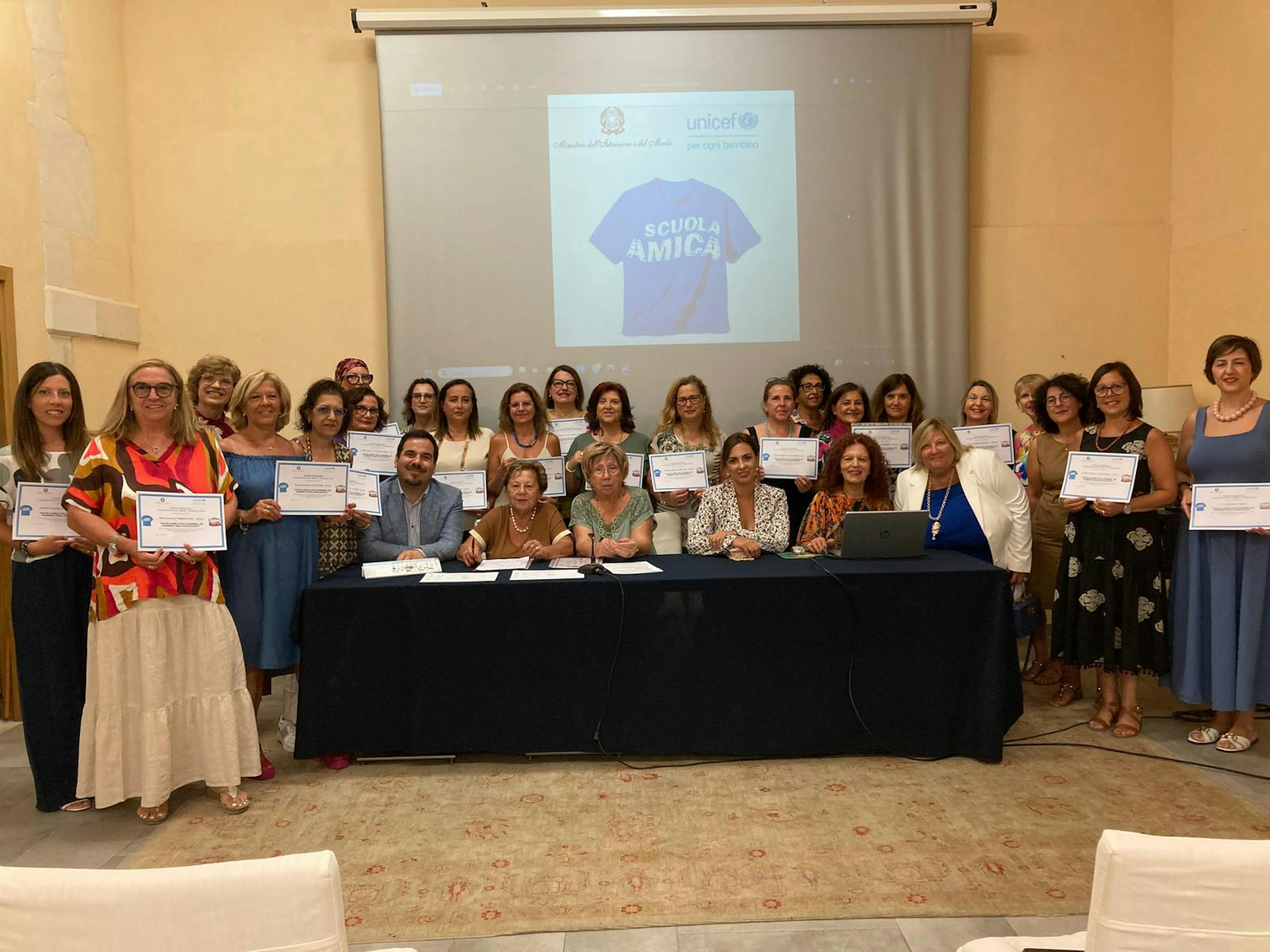 Foto di gruppo con gli attestati appena ricevuti