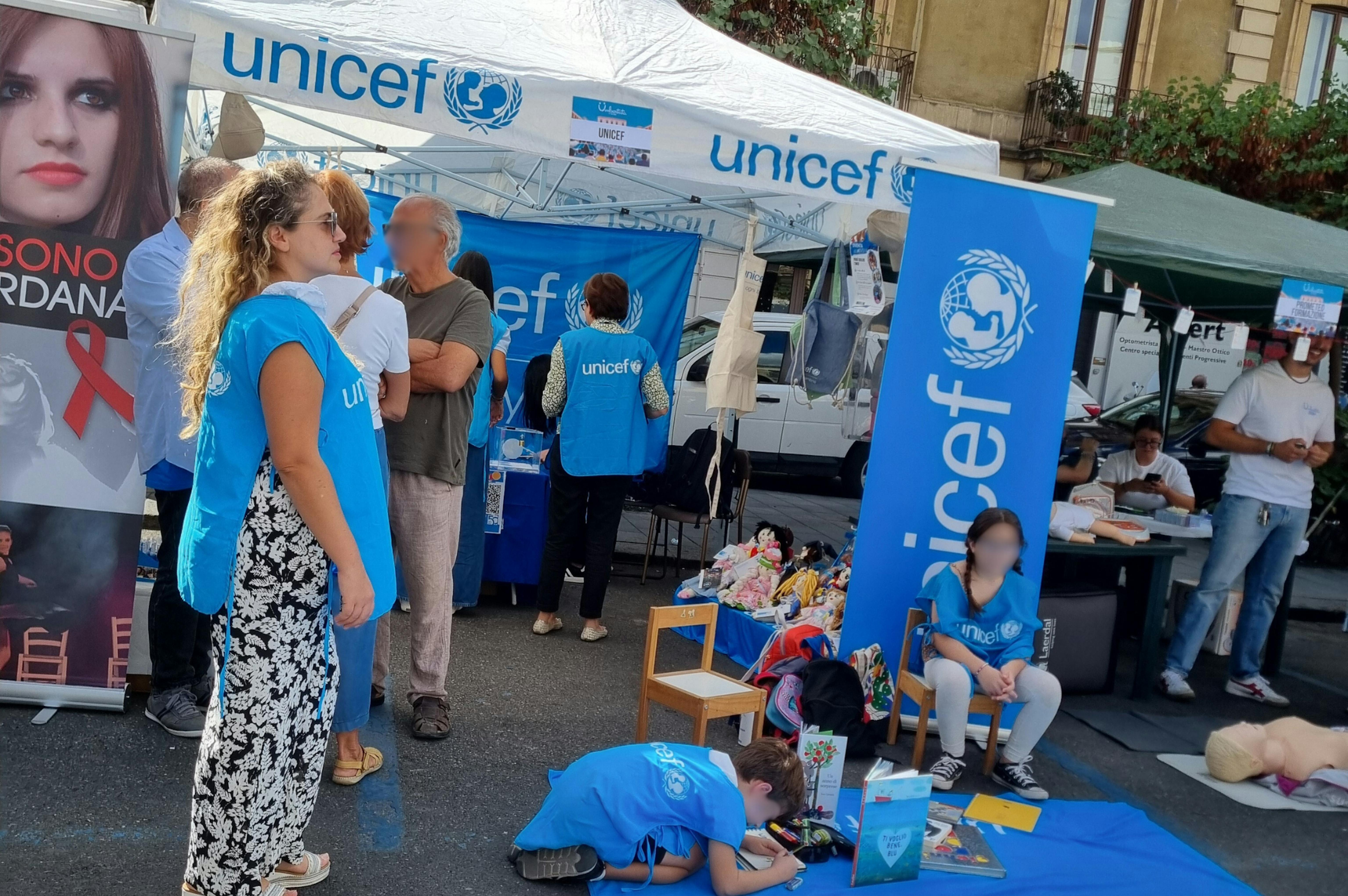 i volontari allo stand UNICEF