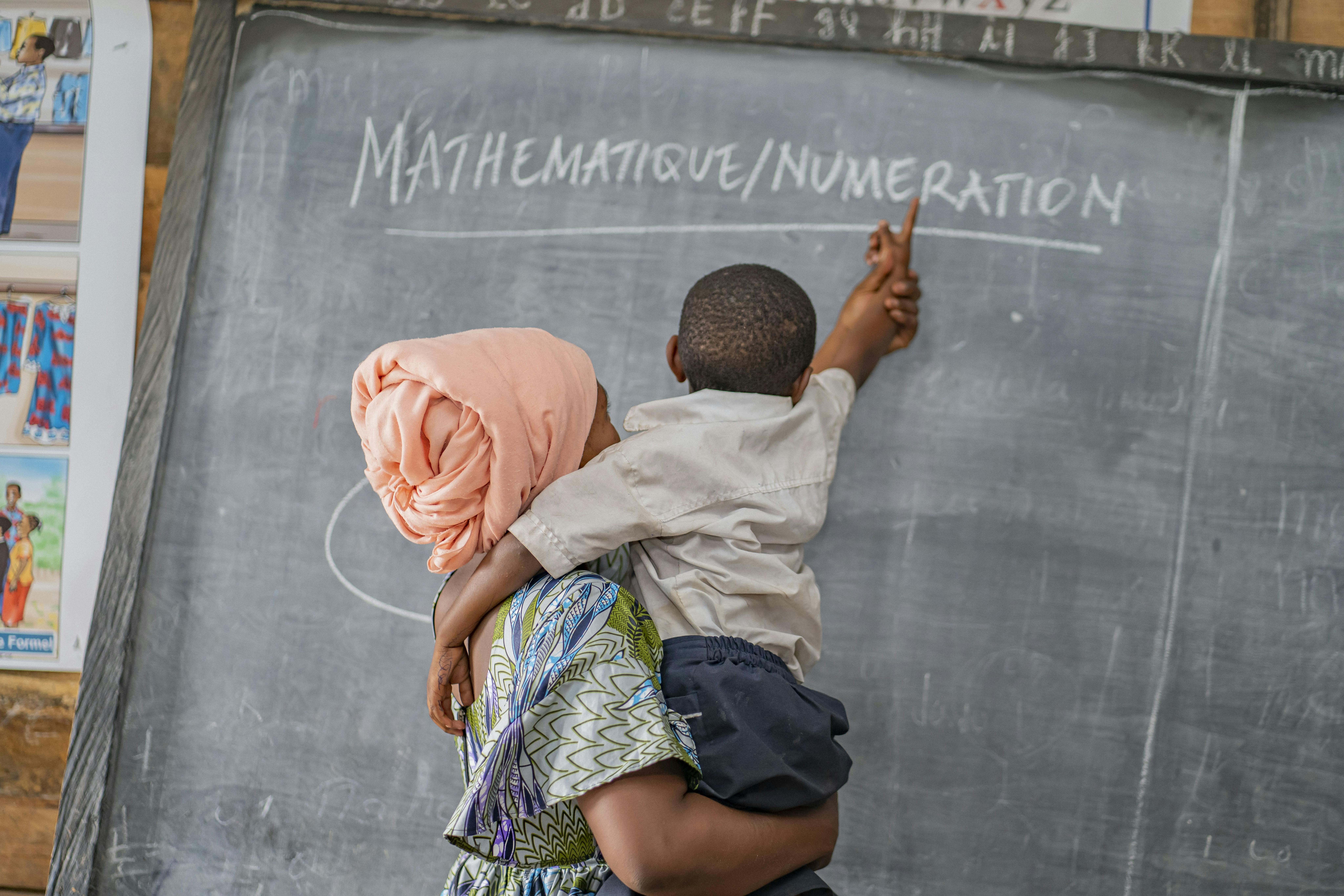 RDC: Mavala tiene in braccio uno dei suoi alunni. In passato è stata rapita e sfruttata da un gruppo armato, dopo la fuga è riuscita a rifarsi una vita