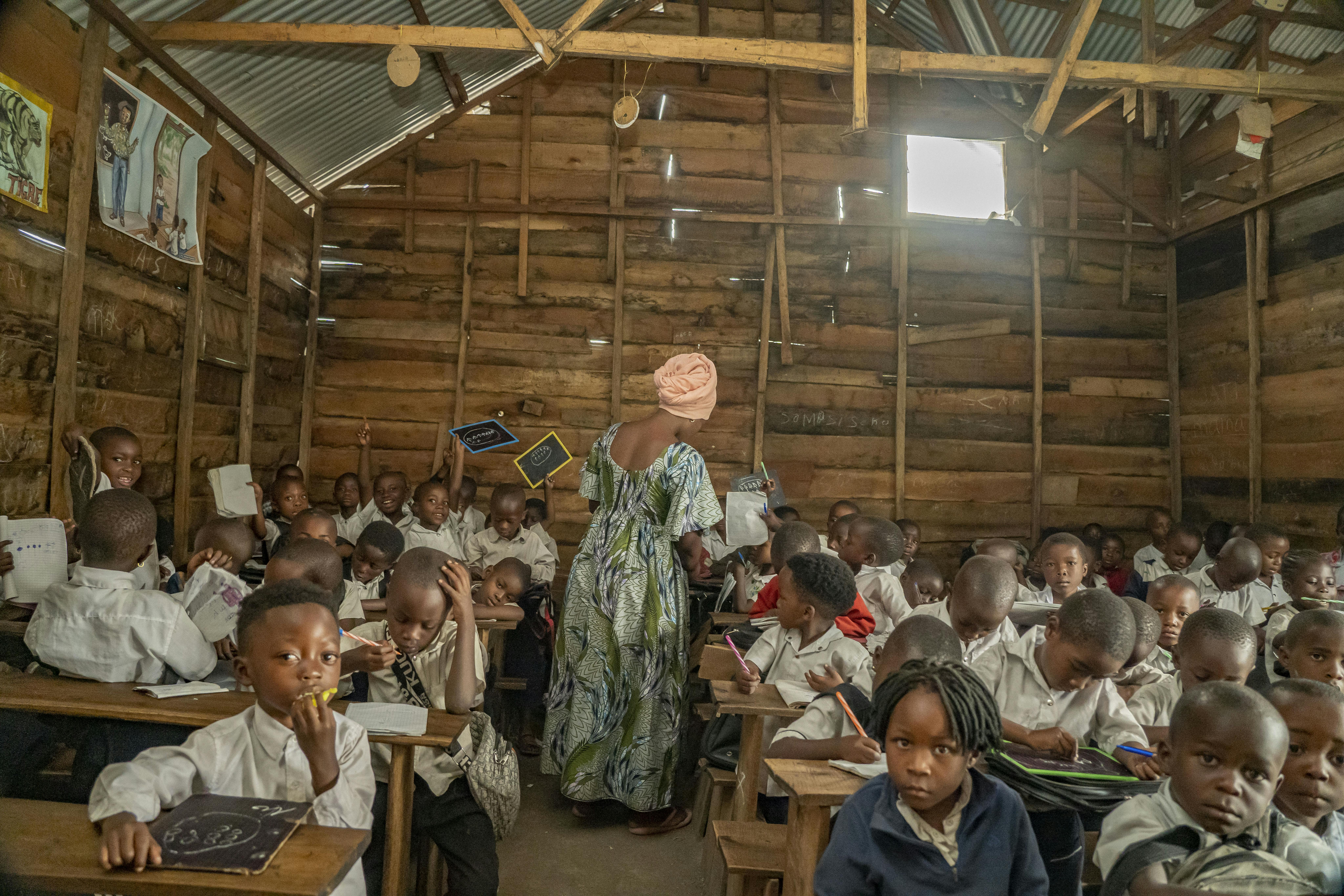 Mavala* [NOME CAMBIATO], 25 anni, insegna matematica ai suoi alunni del primo anno della scuola elementare in una scuola di Goma, provincia del Nord Kivu, Repubblica Democratica del Congo, il 10 febbraio 2024.
