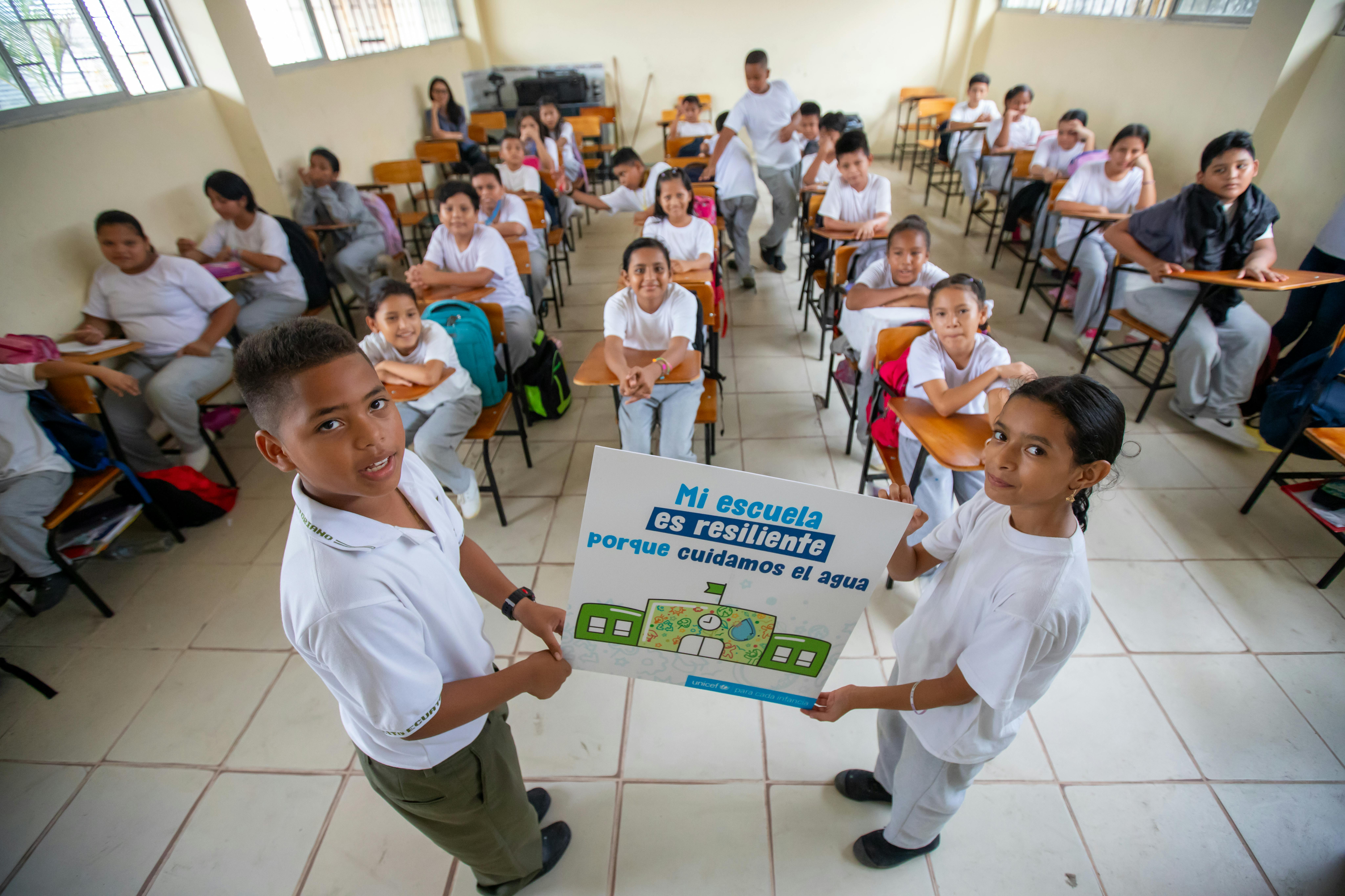 Ecuador - Merlía (10) e Ángel (12) condividono informazioni sulle scuole resilienti con i loro compagni di classe della scuola