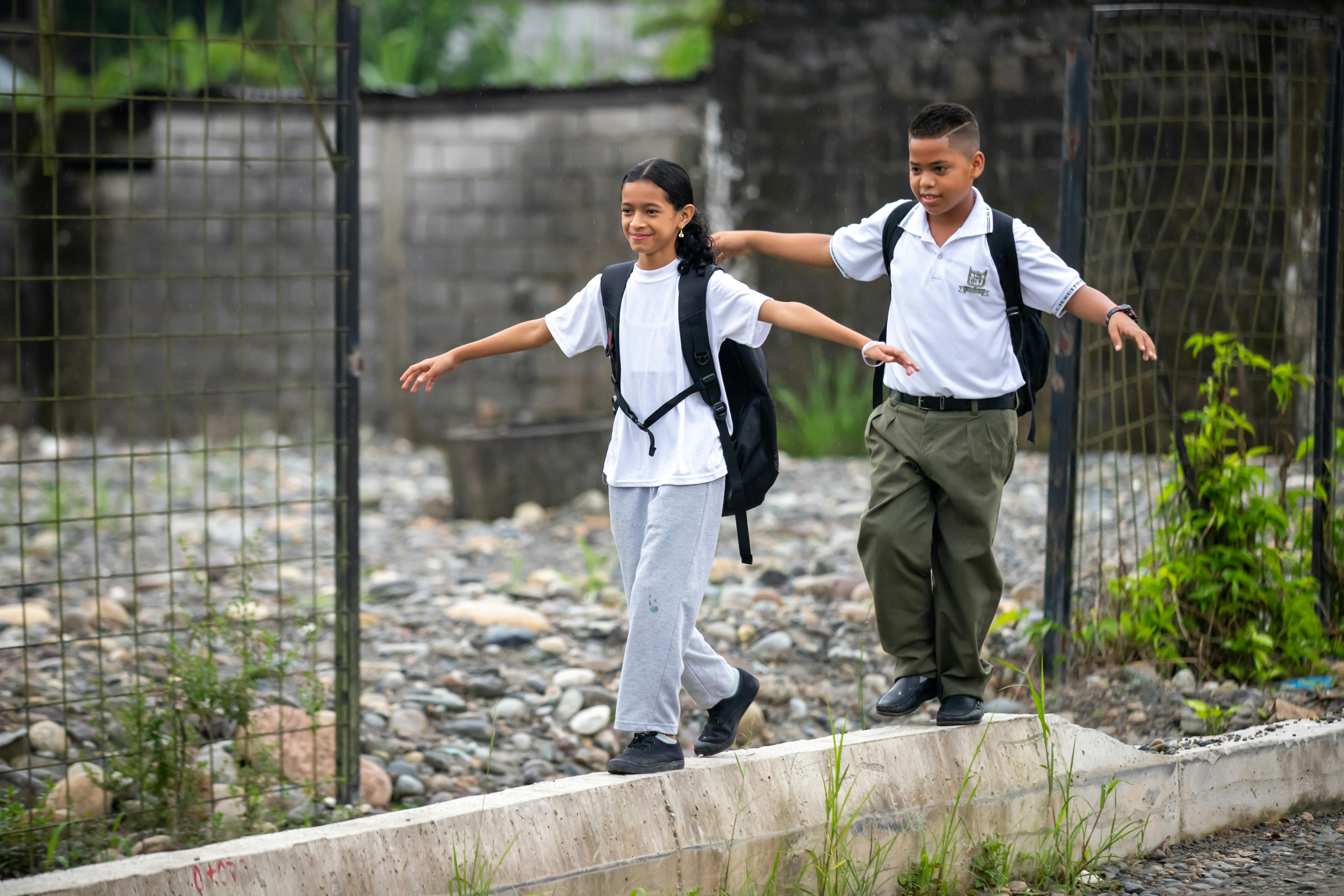 Ecuador - Merlía (10 anni) con Ángel (12 anni) mentre vanno a scuola, a Lago Agrio, Sucumbíos