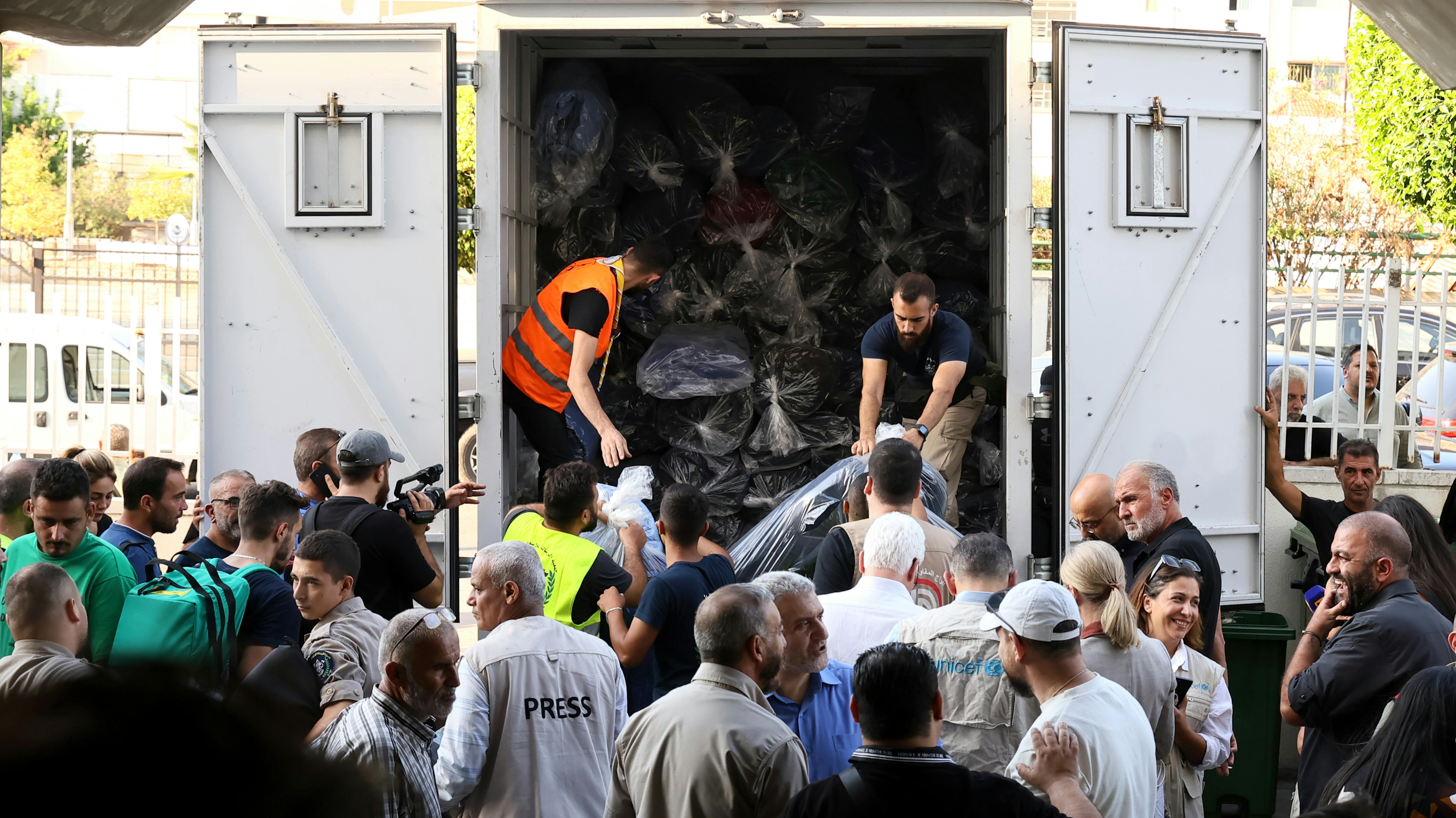 Libano - L'UNICEF ha avviato la distribuzione di acqua in bottiglia e kit igienici di emergenza presso la scuola pubblica Bir Hasan di Beirut