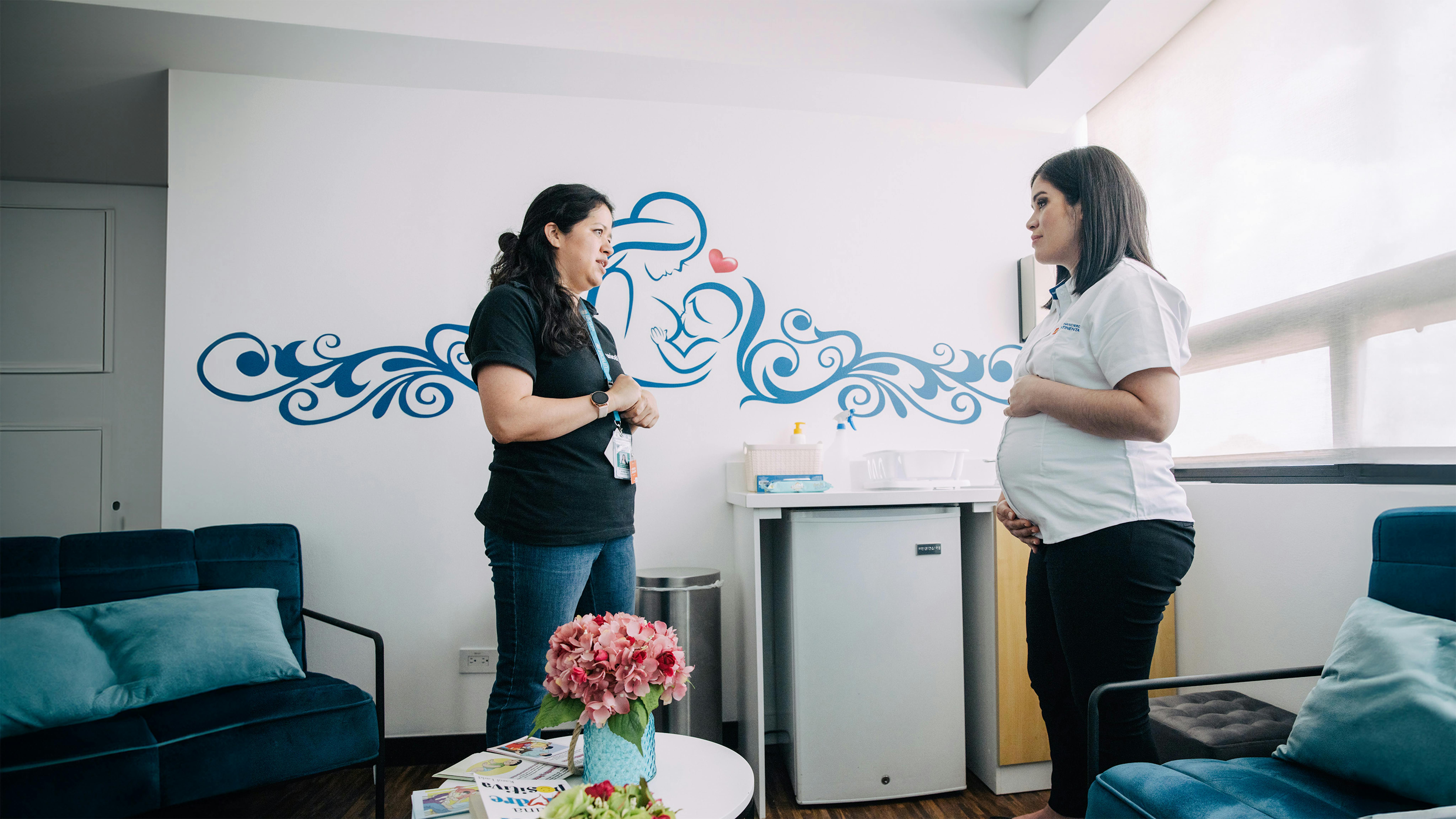 Guatemala - Susana Aguilar, una delle operatrici nutrizionali dell'UNICEF Guatemala, visita lo spazio per l'allattamento al seno della banca G&T a Città del Guatemala