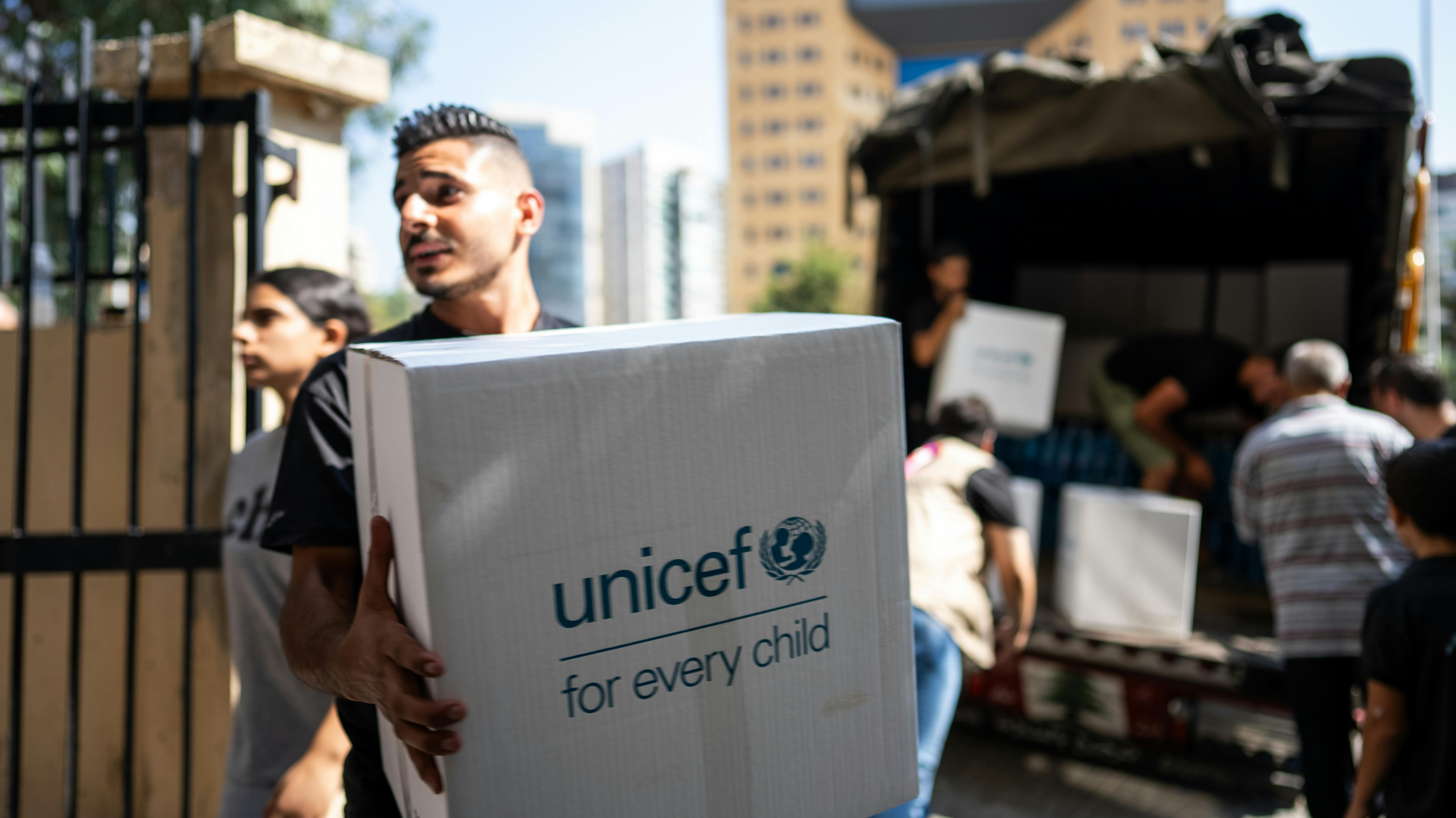 Libano - L'escalation delle ostilità ha spinto molte famiglie ad abbandonare le proprie case da diversi villaggi nel sud del Libano e nei sobborghi meridionali di Beirut Il team dell'UNICEF è sul campo e fornisce forniture di emergenza, tra cui materassi, coperte, acqua, kit igienici e dignitosi.