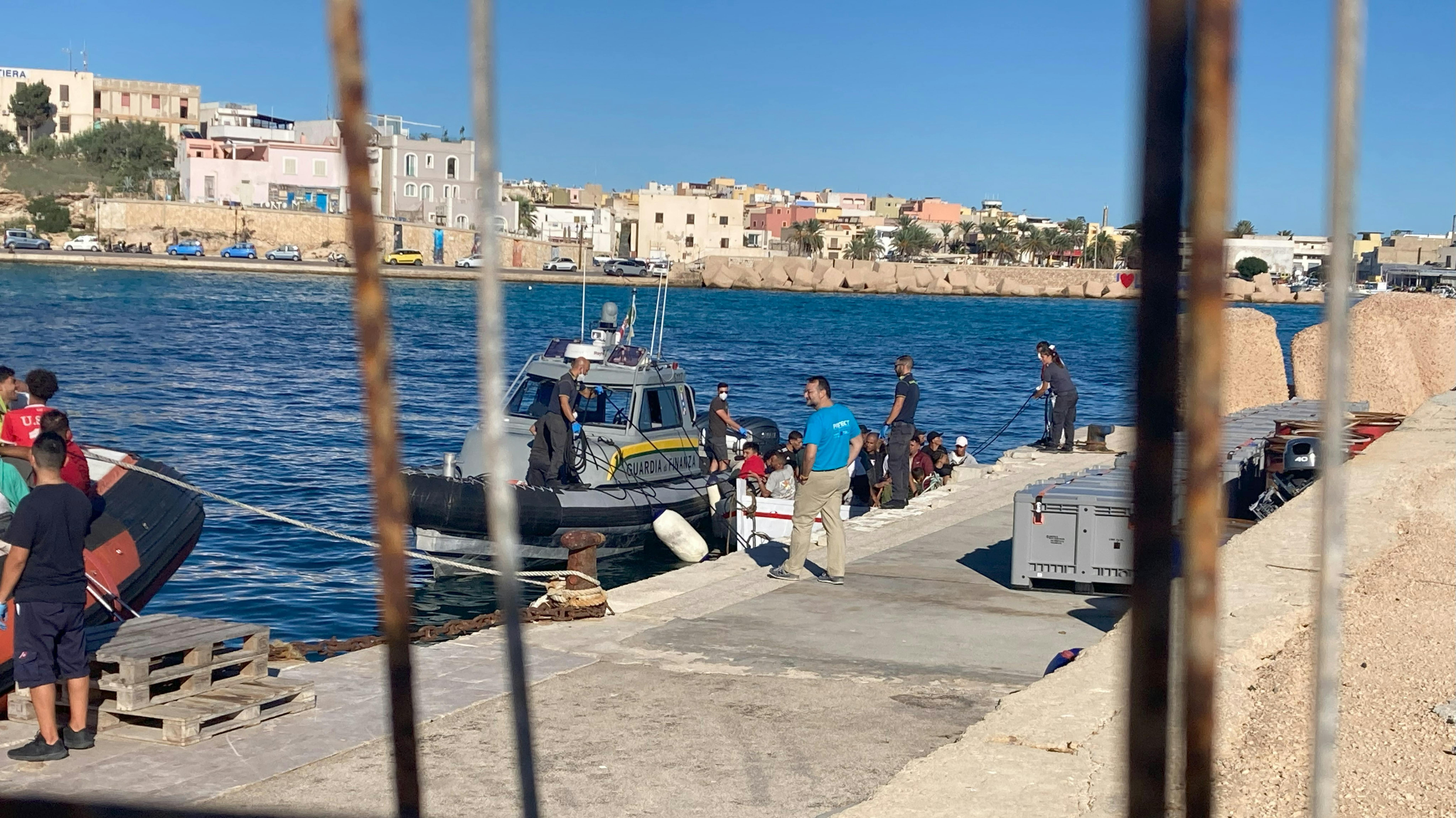 Lampedusa - In questi giorni continuiamo ad assistere a tanti sbarchi. Solo ieri sono arrivate sull'isola quasi 900 persone tra cui tante  famiglie, bambini e adolescenti