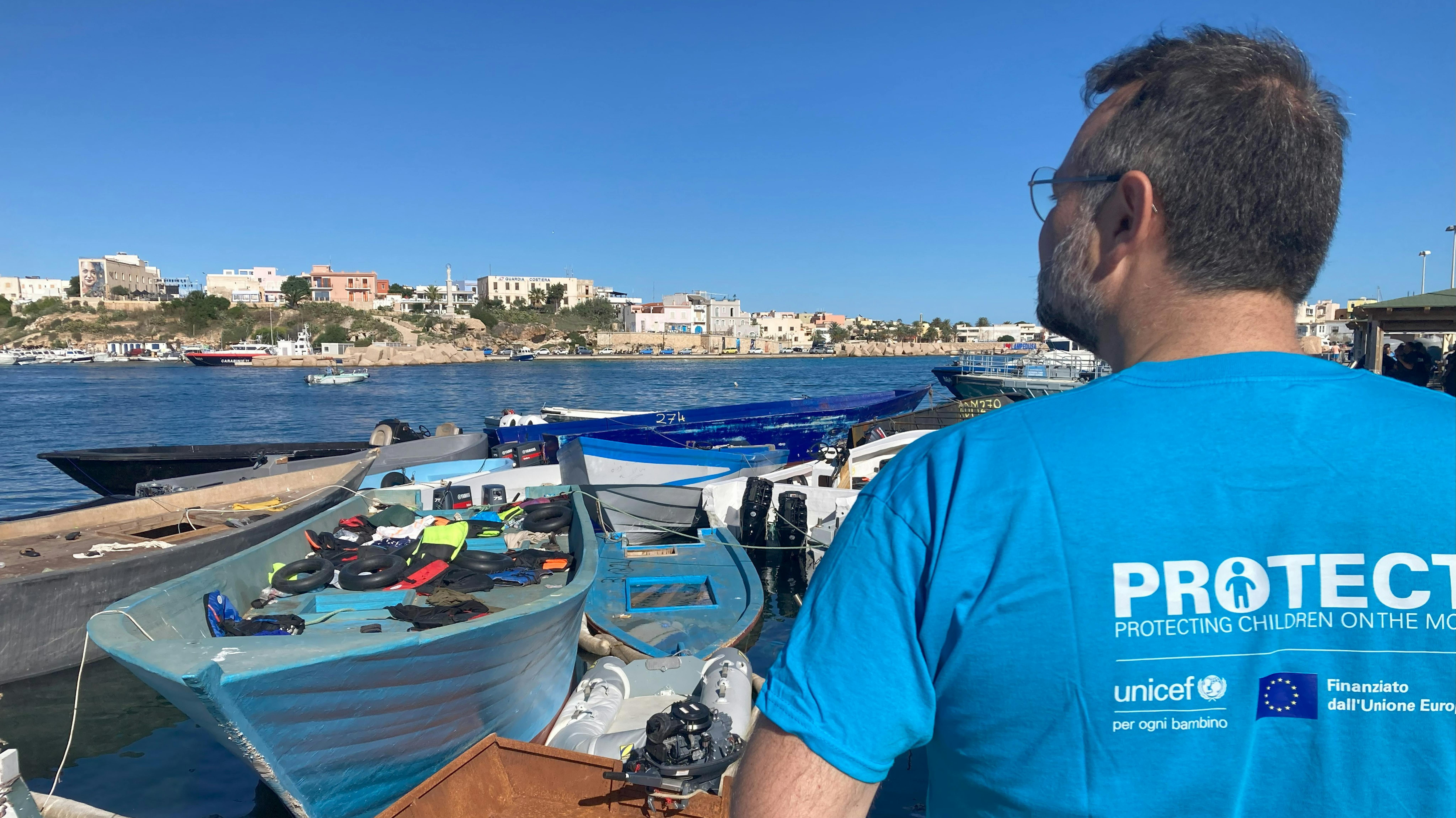 In questi giorni continuiamo ad assistere a tanti sbarchi. Solo ieri sono arrivate sull'isola quasi 900 persone tra cui tante  famiglie, bambini e adolescenti. Continuano gli sforzi dei team operativi a supporto delle operazioni.