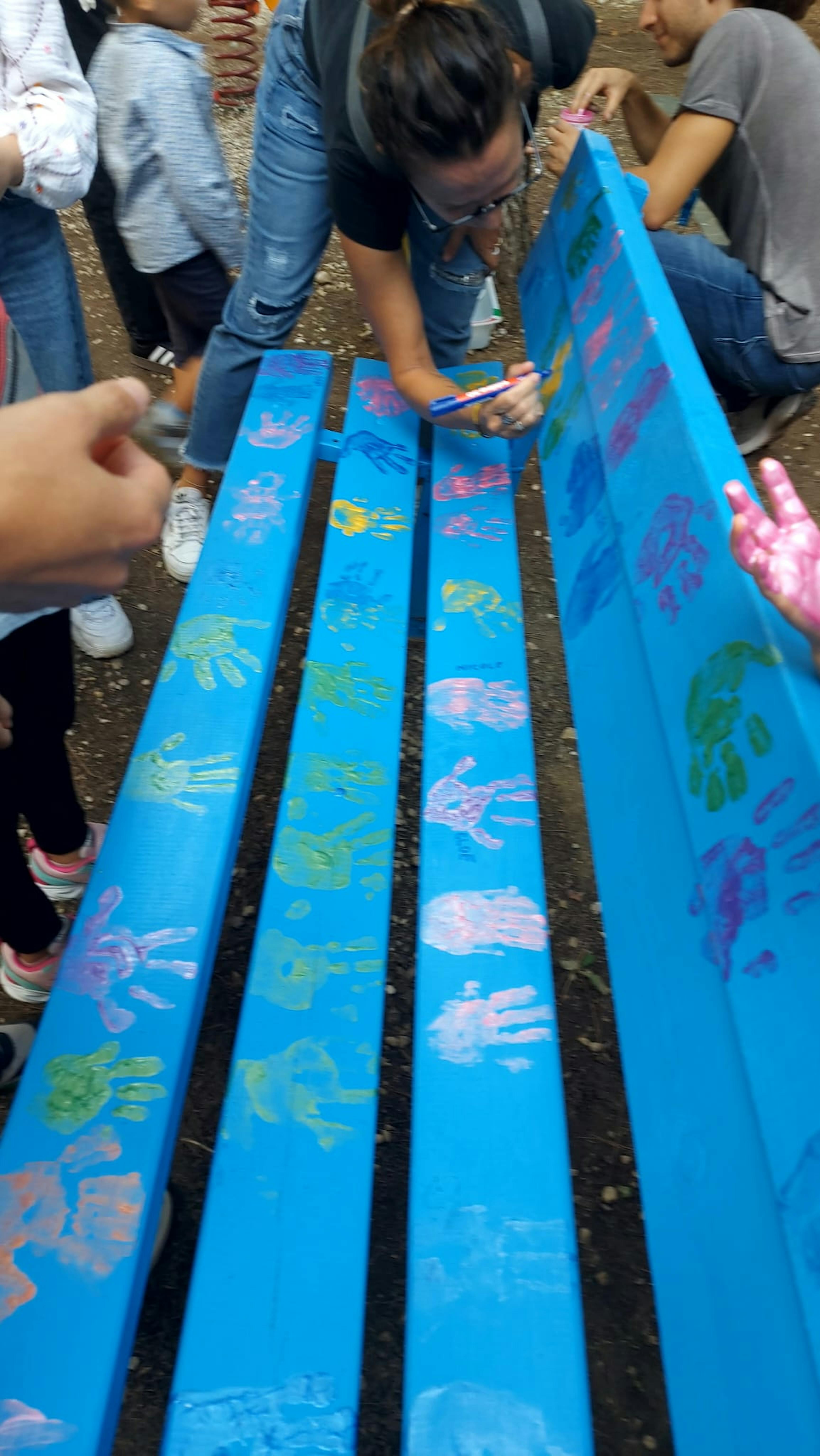 La panchina con i disegni dei bambini