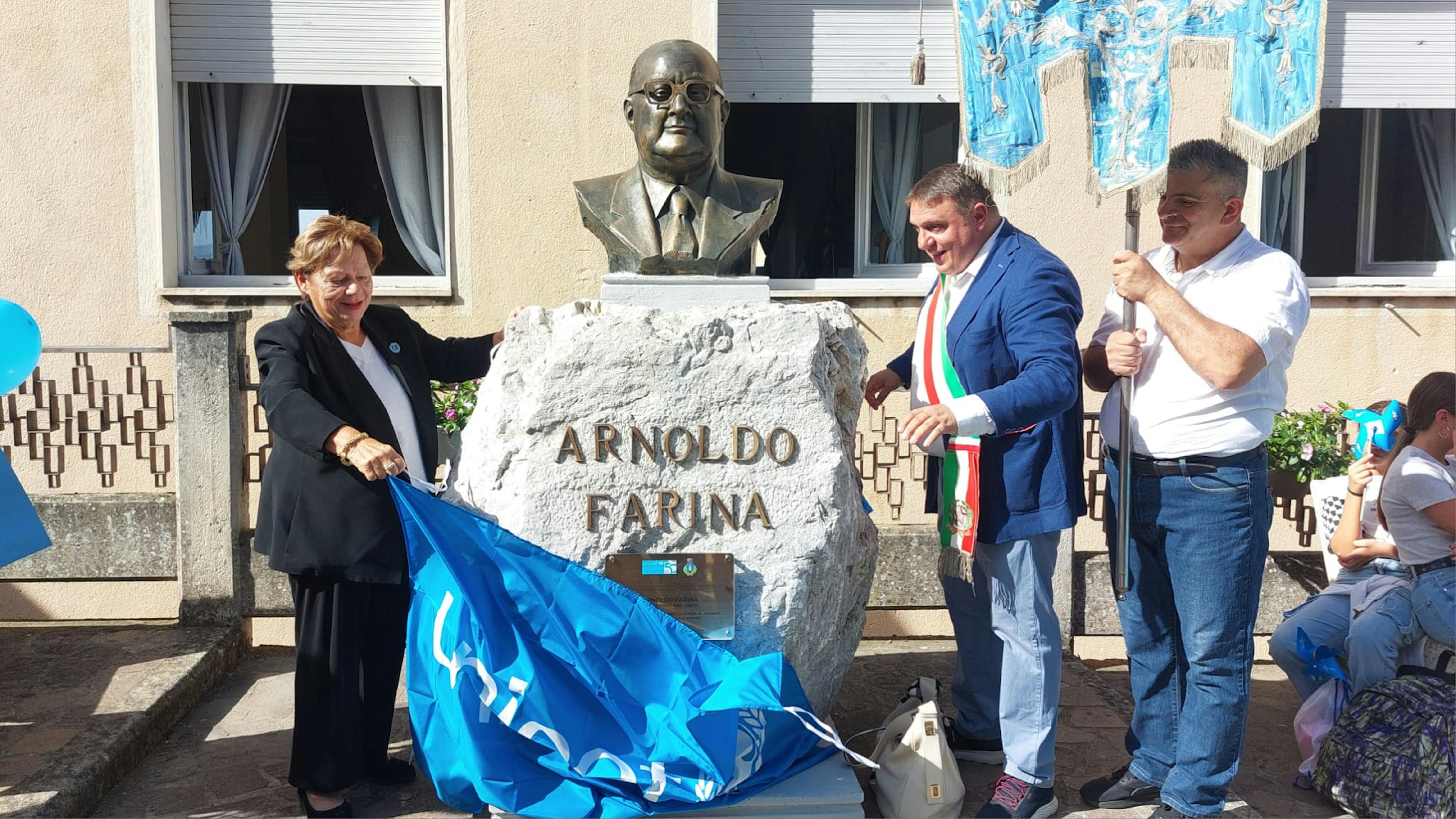 Il Presidente dell'UNICEF Italia Carmela Pace e il Sindaco di Monterosso Calabro Antonio Giacomo Lampasi nella piazzetta dedicata ad Arnoldo Farina, storico presidente dell'UNICEF Italia
