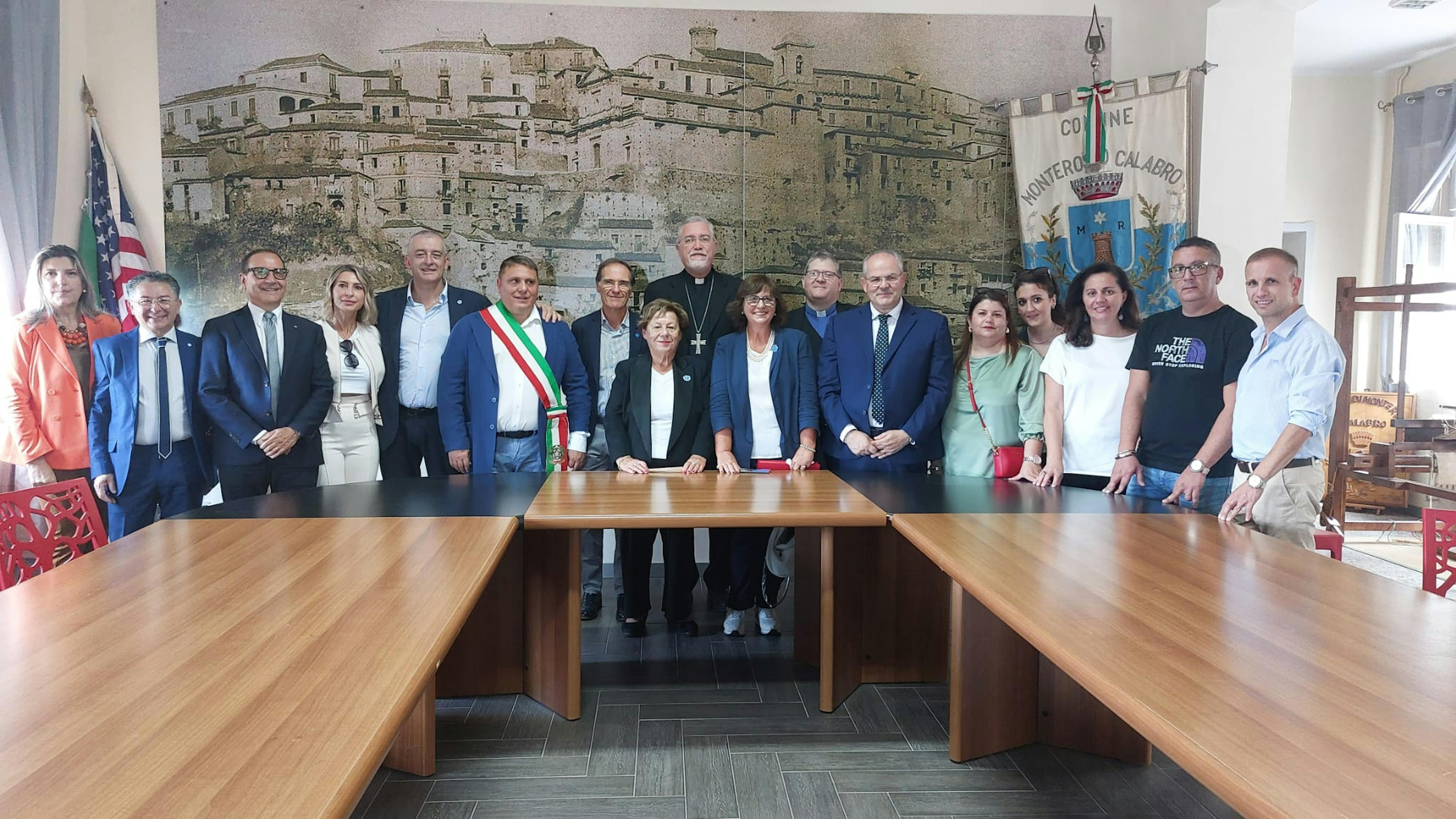 Foto di gruppo, con al centro la Presidente dell'UNICEF Italia Carmela Pace e il Vescovo Mons. Atilio Nostro nel Palazzo del Municipio