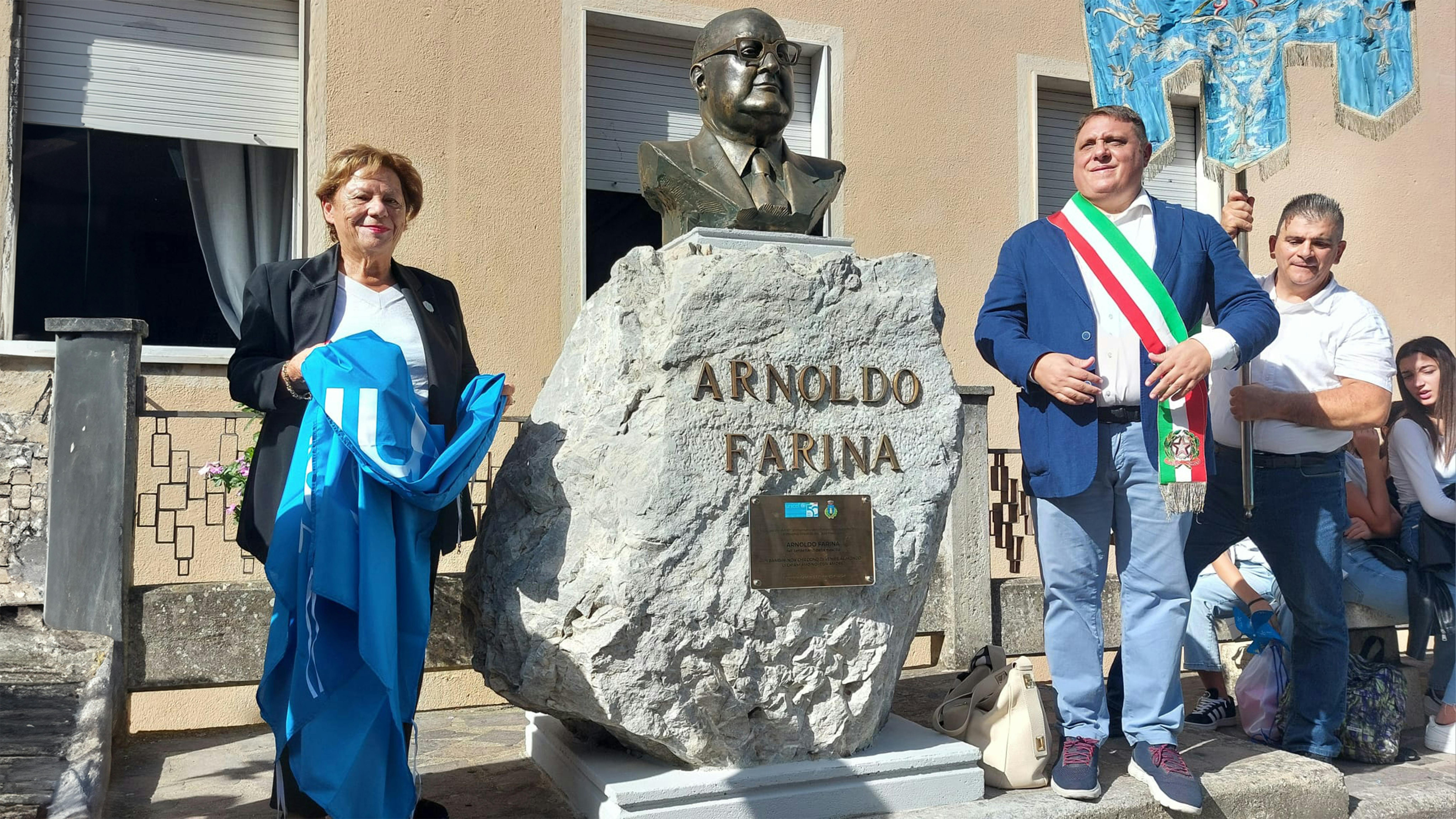Il Presidente dell'UNICEF Italia Carmela Pace e il Sindaco di Monterosso Calabro Antonio Giacomo Lampasi nella piazzetta dedicata ad Arnoldo Farina, storico presidente dell'UNICEF Italia