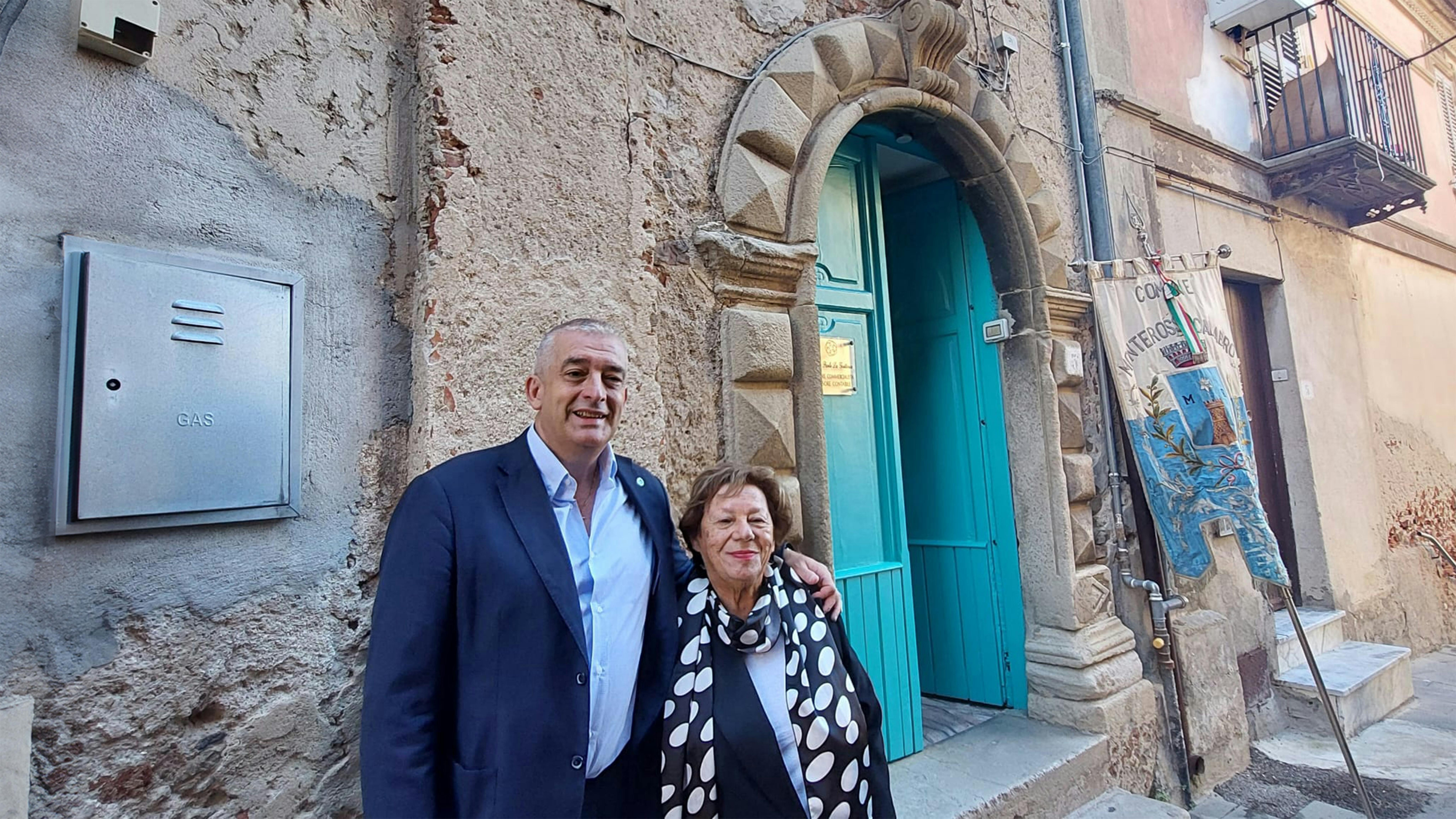 Il Direttore Generale dell'UNICEF Italia  Paolo Rozera e la Presidente dell'UNICEF Italia Carmela Pace presso la casa natale di Arnoldo Farina