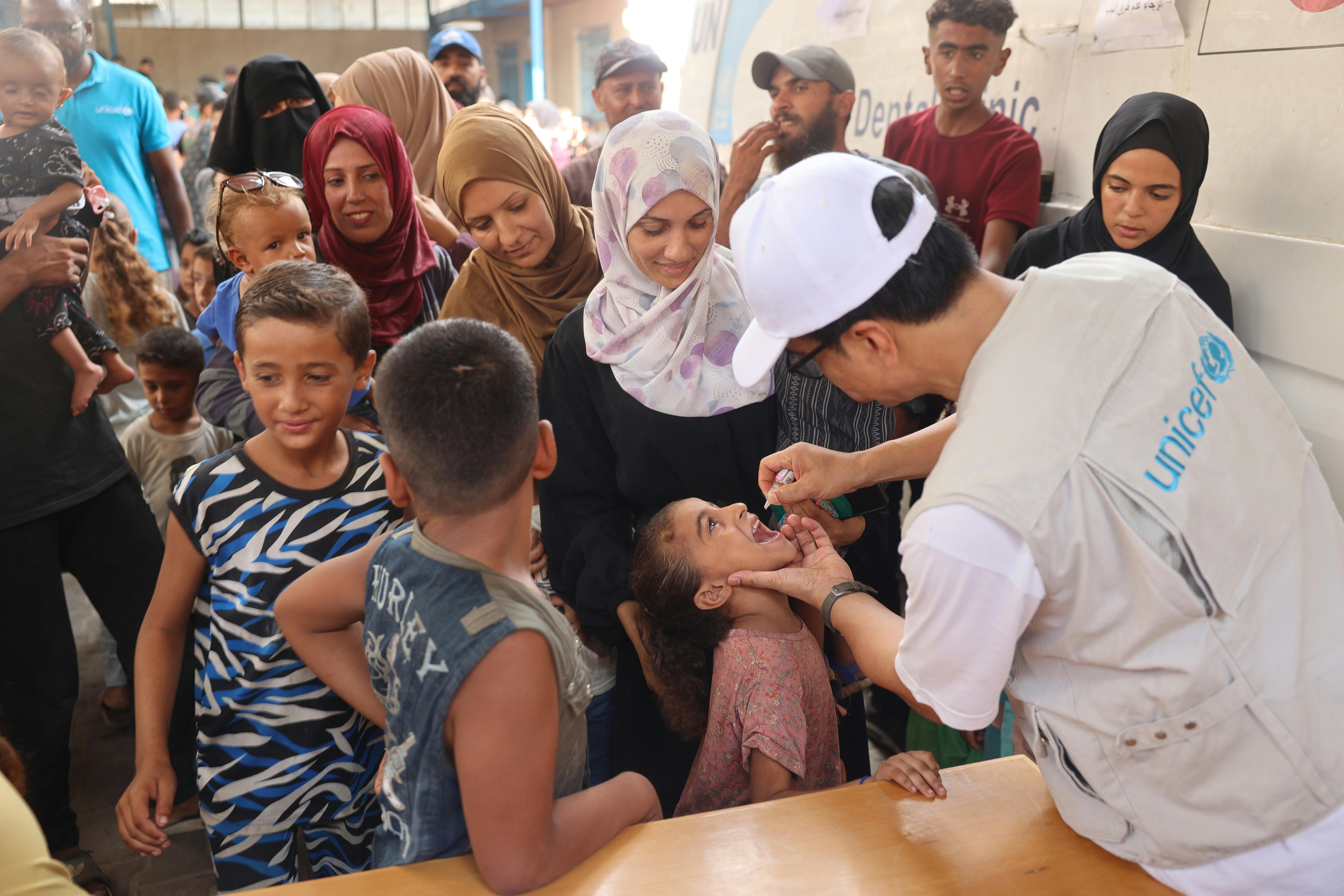 Personale UNICEF che somministra vaccini antipolio presso la clinica sanitaria UNRWA a Deir al-Balah, al centro della Striscia di Gaza. Si prevede che la campagna di vaccinazione continuerà nei prossimi giorni, con l'obiettivo di garantire la copertura, in particolare nelle aree a bassa copertura. I team operano ogni giorno dalle 6:00 alle 14:00, con unità mobili che estendono la copertura in tutta l'area.