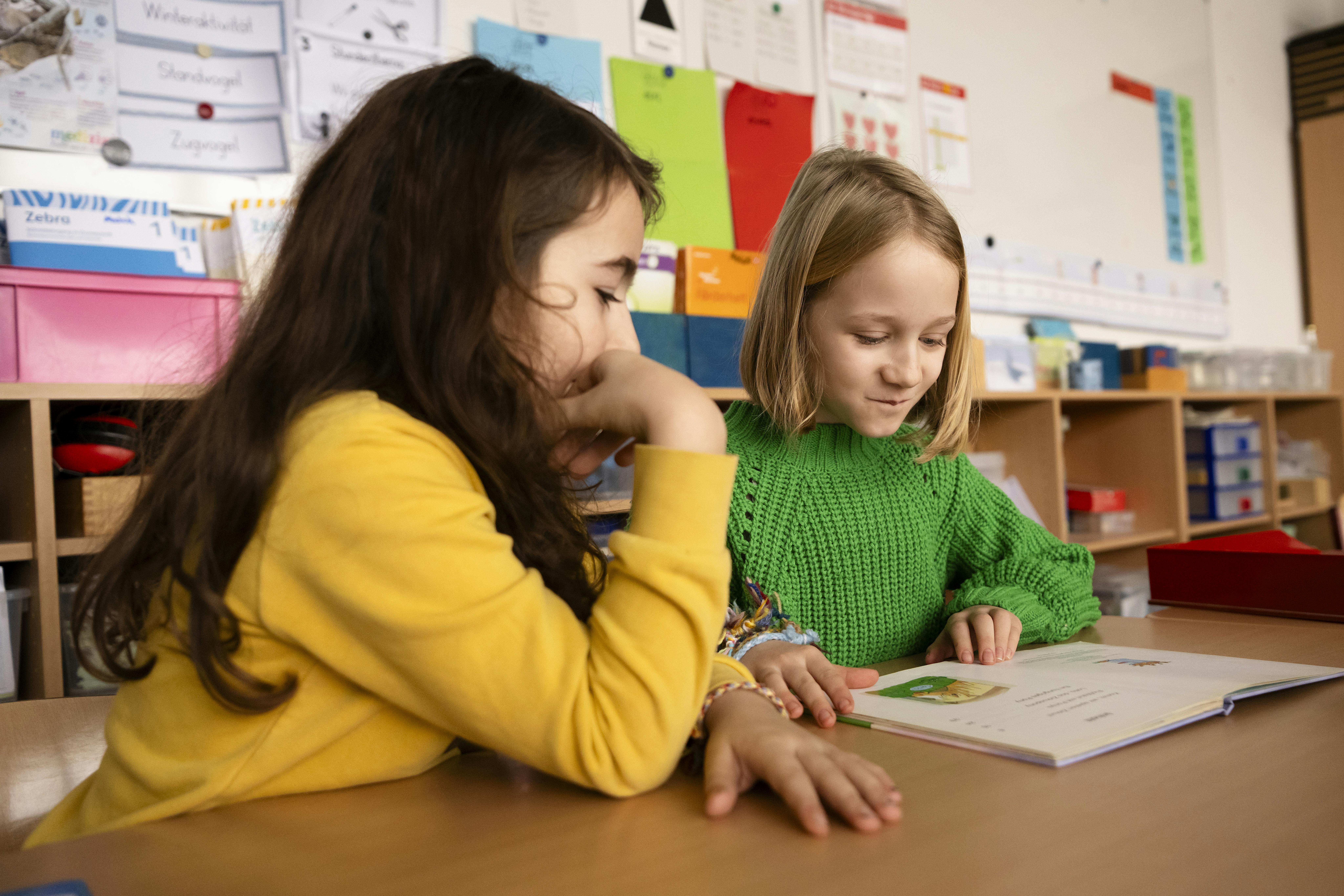 Due bambine sui banchi di scuola