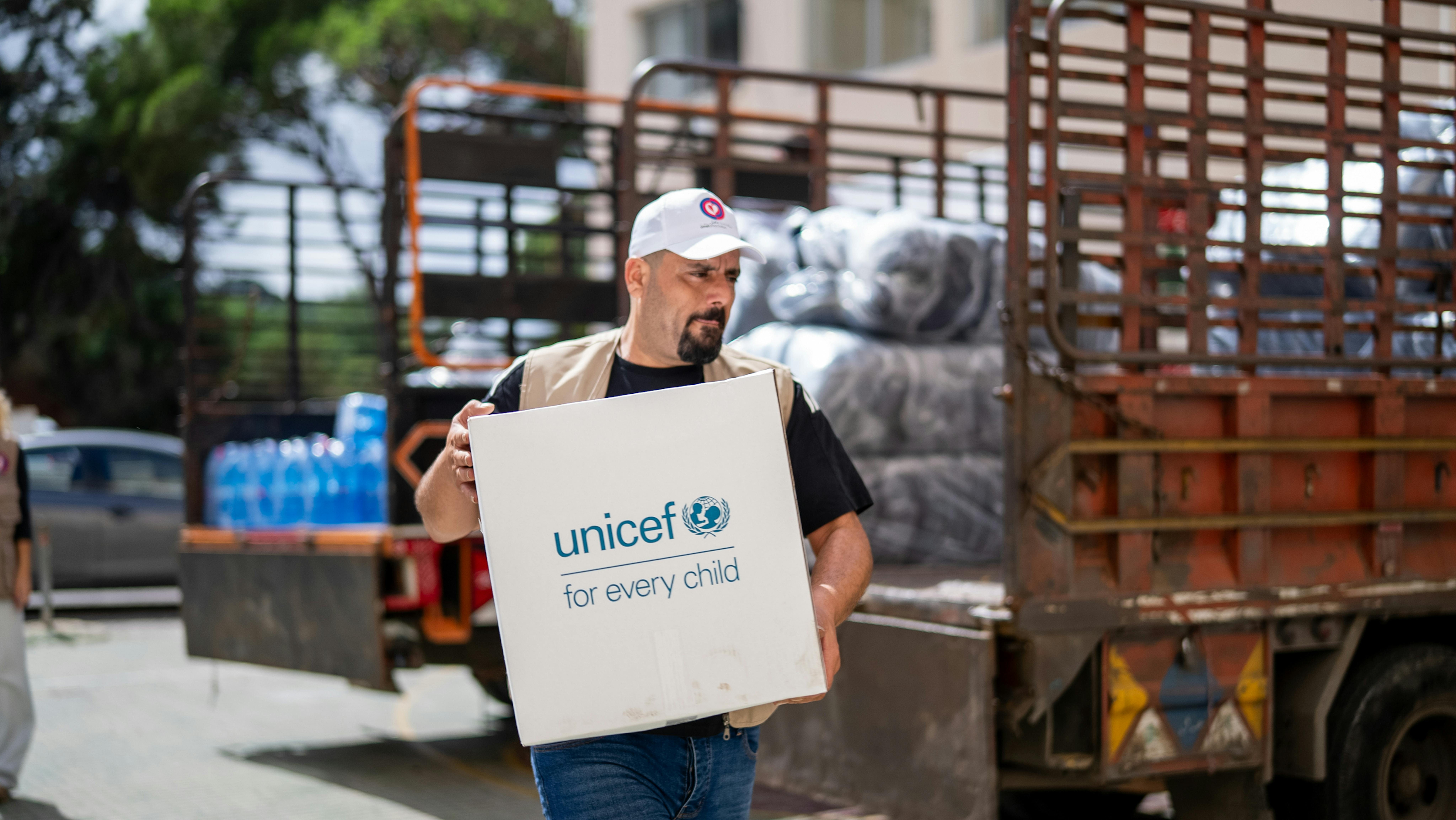 Libano - Aiuti e forniture d'emergenza dell'UNICEF vengono scaricati nel sud del Libano