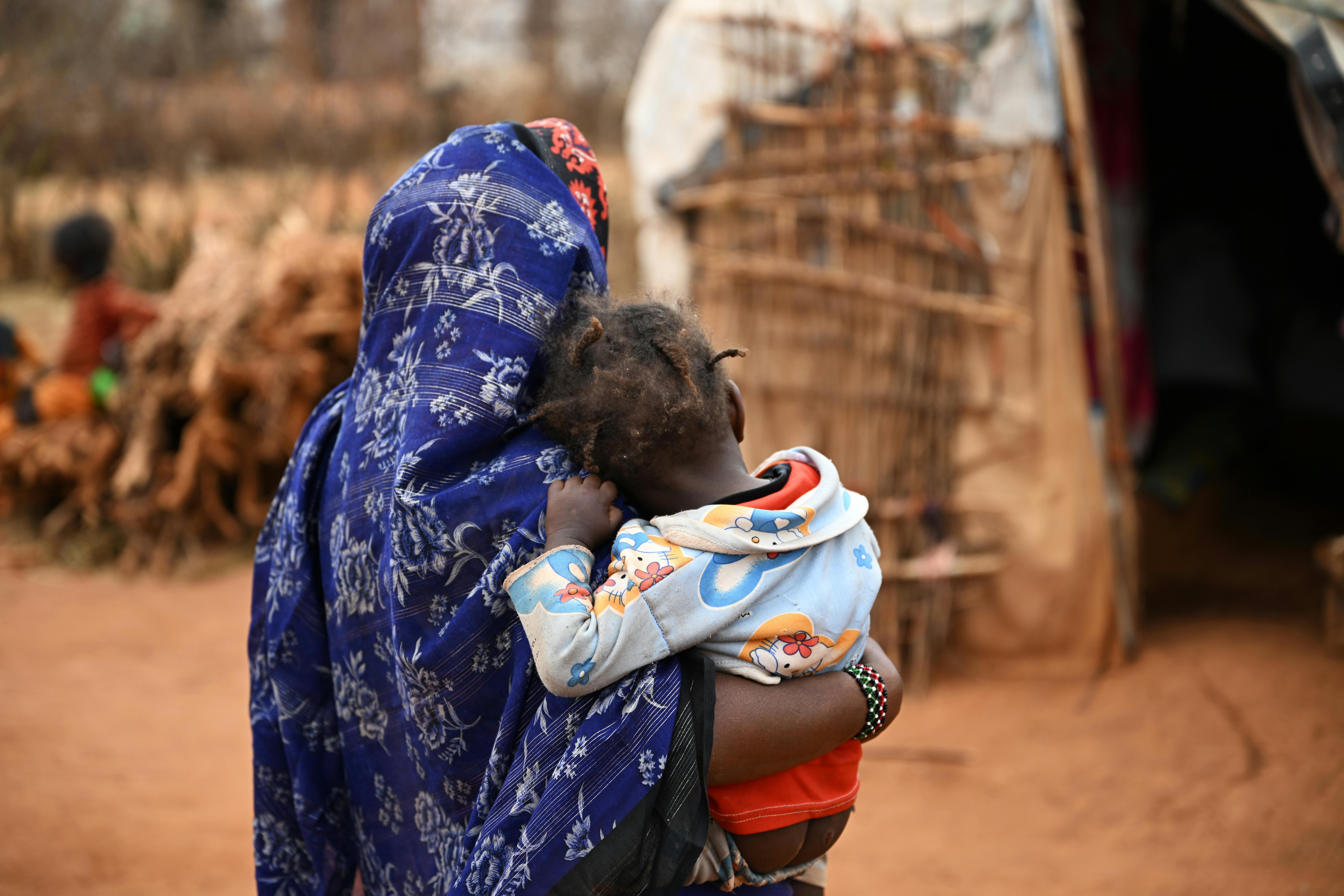 Xume, 15 anni, tiene in braccio la sua bambina nel campo sfollati di Dubluk Wereda nella regione di Orome, in Etiopia.  Xume non è il suo vero nome; è stata stuprata mentre era fuori con il bestiame e per paura e vergogna ha nascosto la violenza, per poi scoprire di essere rimasta incinta