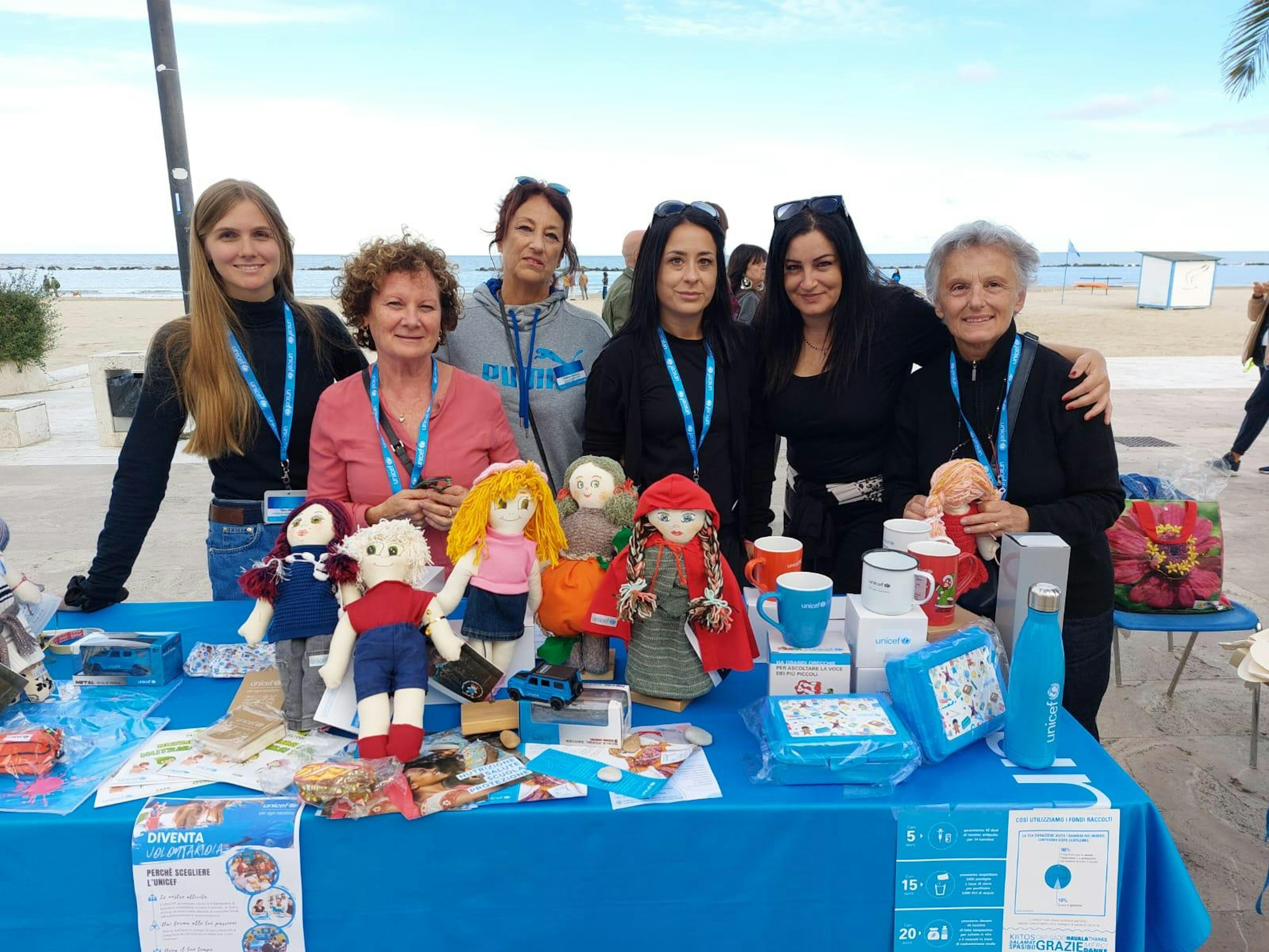 Le volontarie al banchetto UNICEF