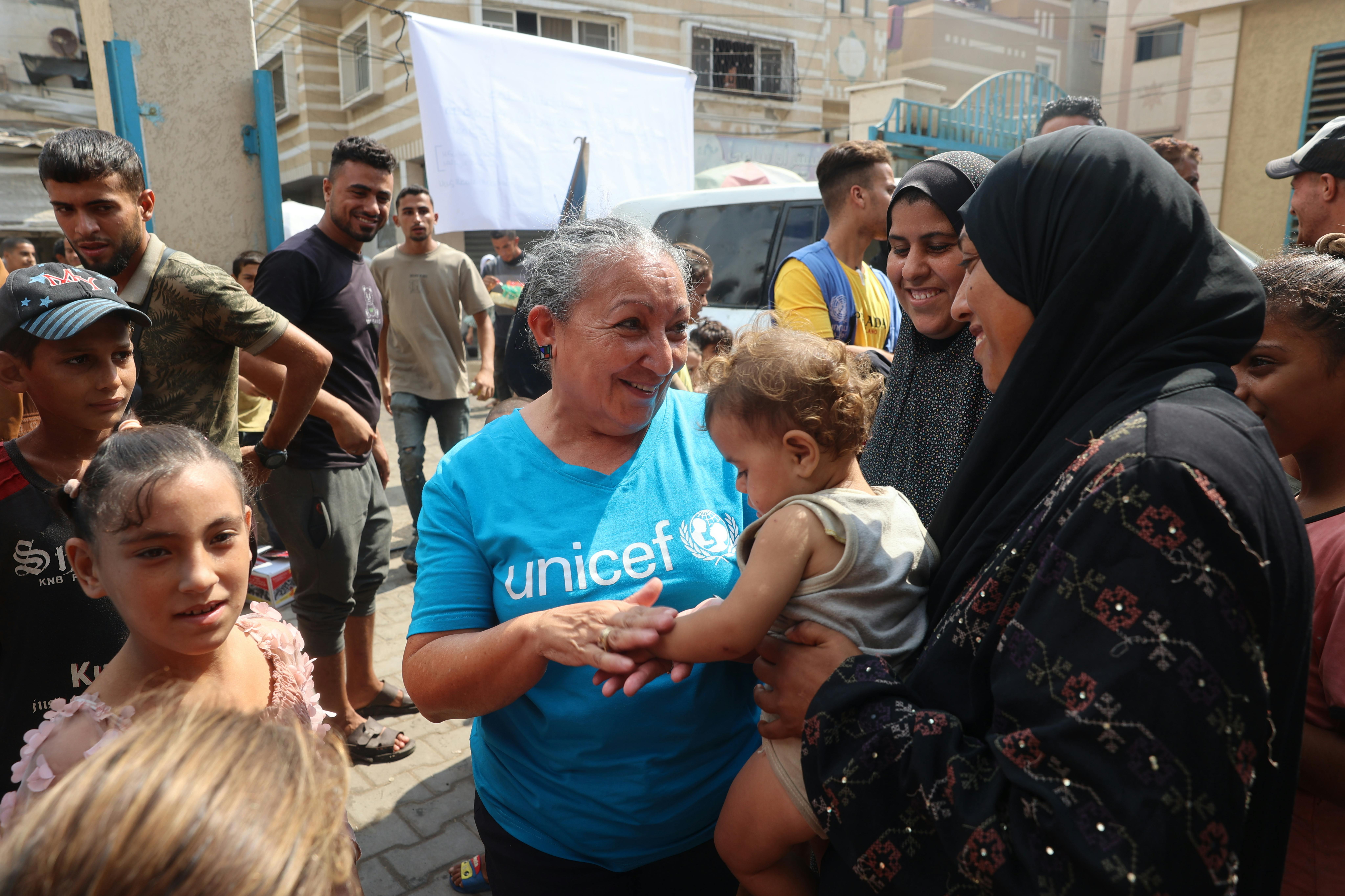Personale UNICEF che somministra vaccini antipolio presso la clinica sanitaria UNRWA a Deir al-Balah, al centro della Striscia di Gaza.