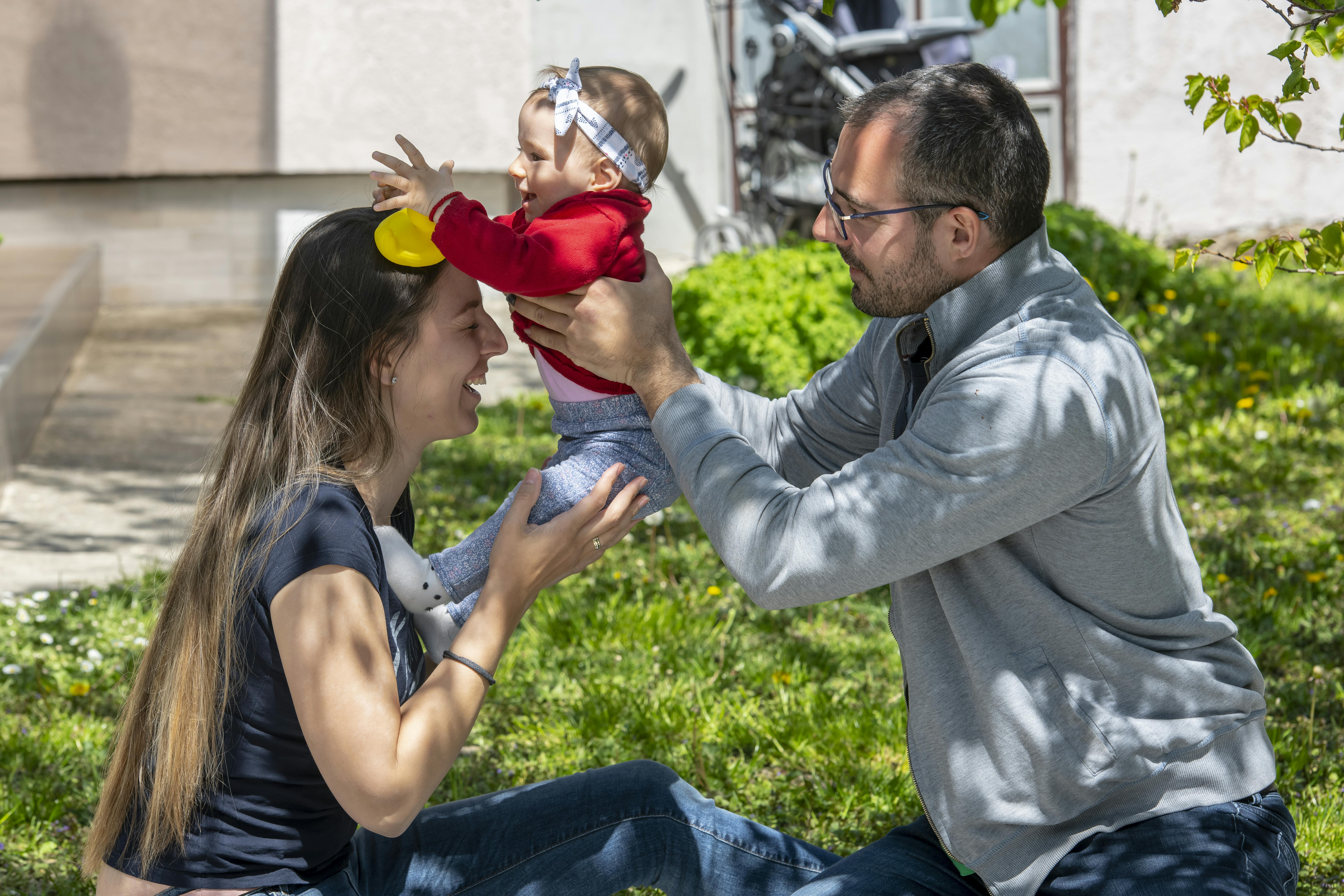 Visita alla famiglia Govorcin a Novi Sad, Serbia, nell'ambito del programma di sviluppo della prima infanzia. Assistenza ai caregiver il 25 aprile 2021. La madre Magdalena e il padre Nikola stanno giocando e prendendosi cura della loro bambina di sette mesi Helena.