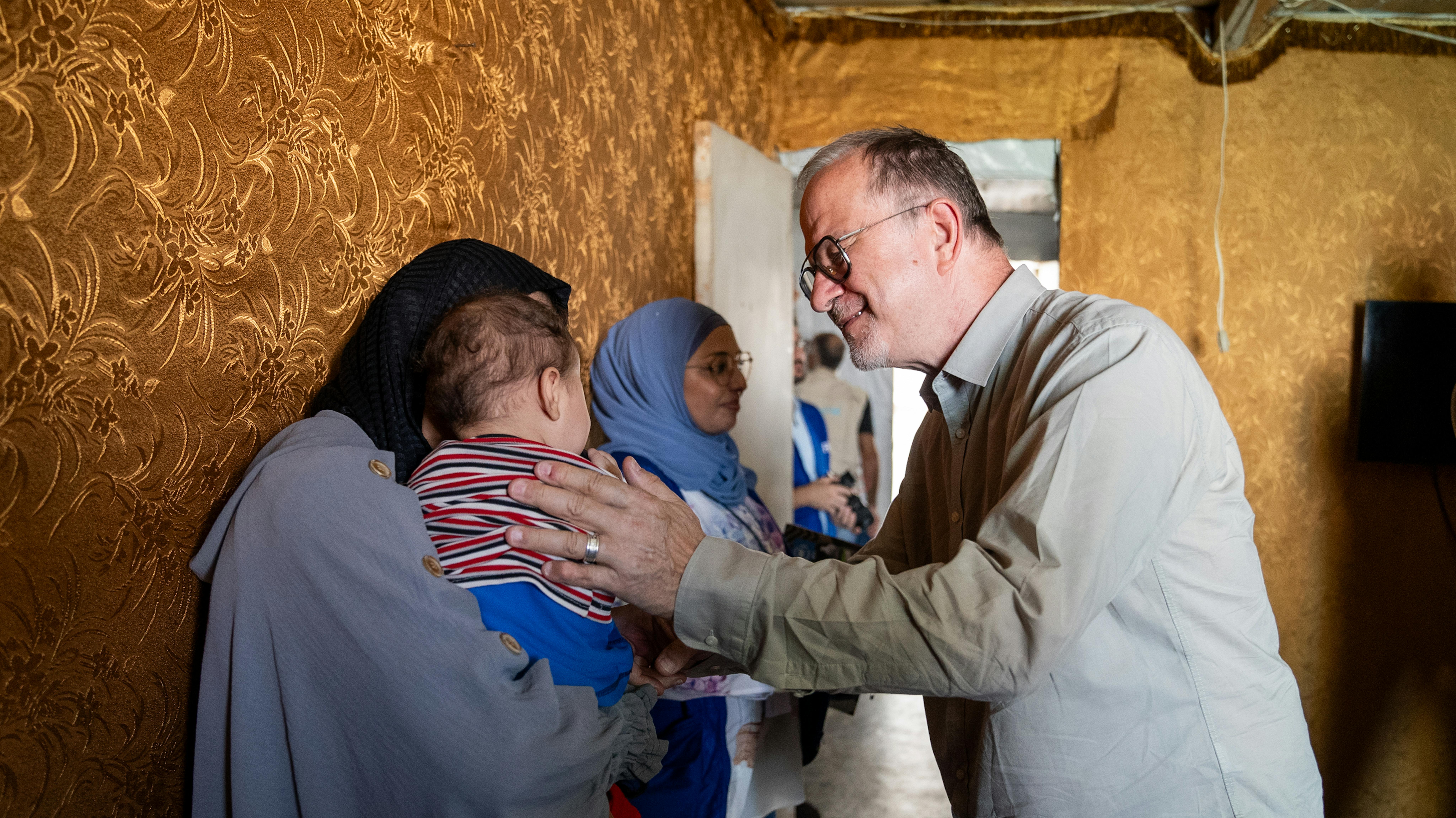 Libano - Il vicedirettore esecutivo dell'UNICEF Ted Chaiban incontra i bambini durante una visita a un insediamento informale a Saadnayel nella zona della Bekaa