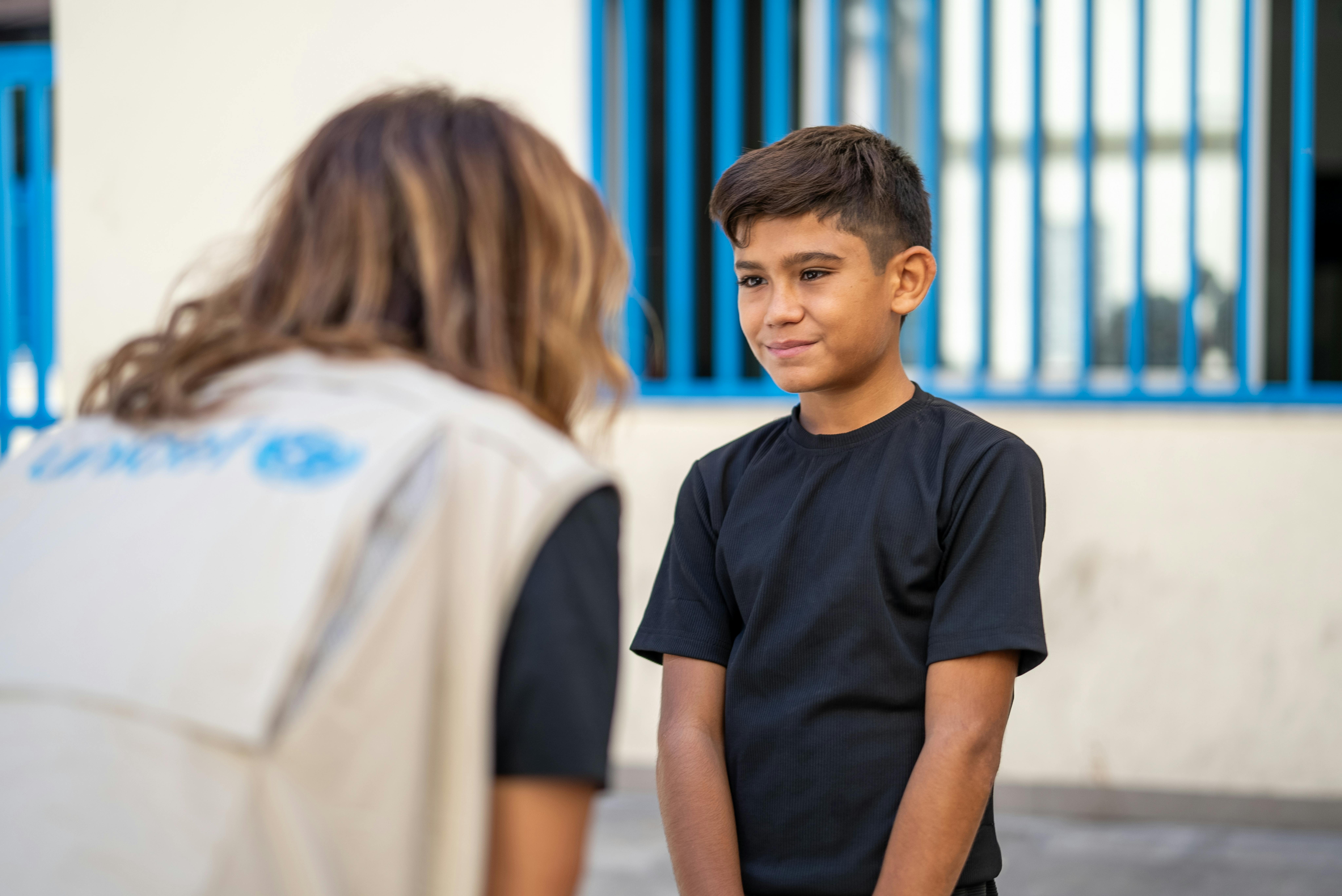 Libano.Mohammad, 13 anni, ha nostalgia di casa e spera che la guerra finisca presto per poter tornare a scuola. Le bombe sono cadute pesantemente nella zona vicino casa sua: “Avevo tanta paura, il palazzo stava per crollarci addosso” ha detto.
