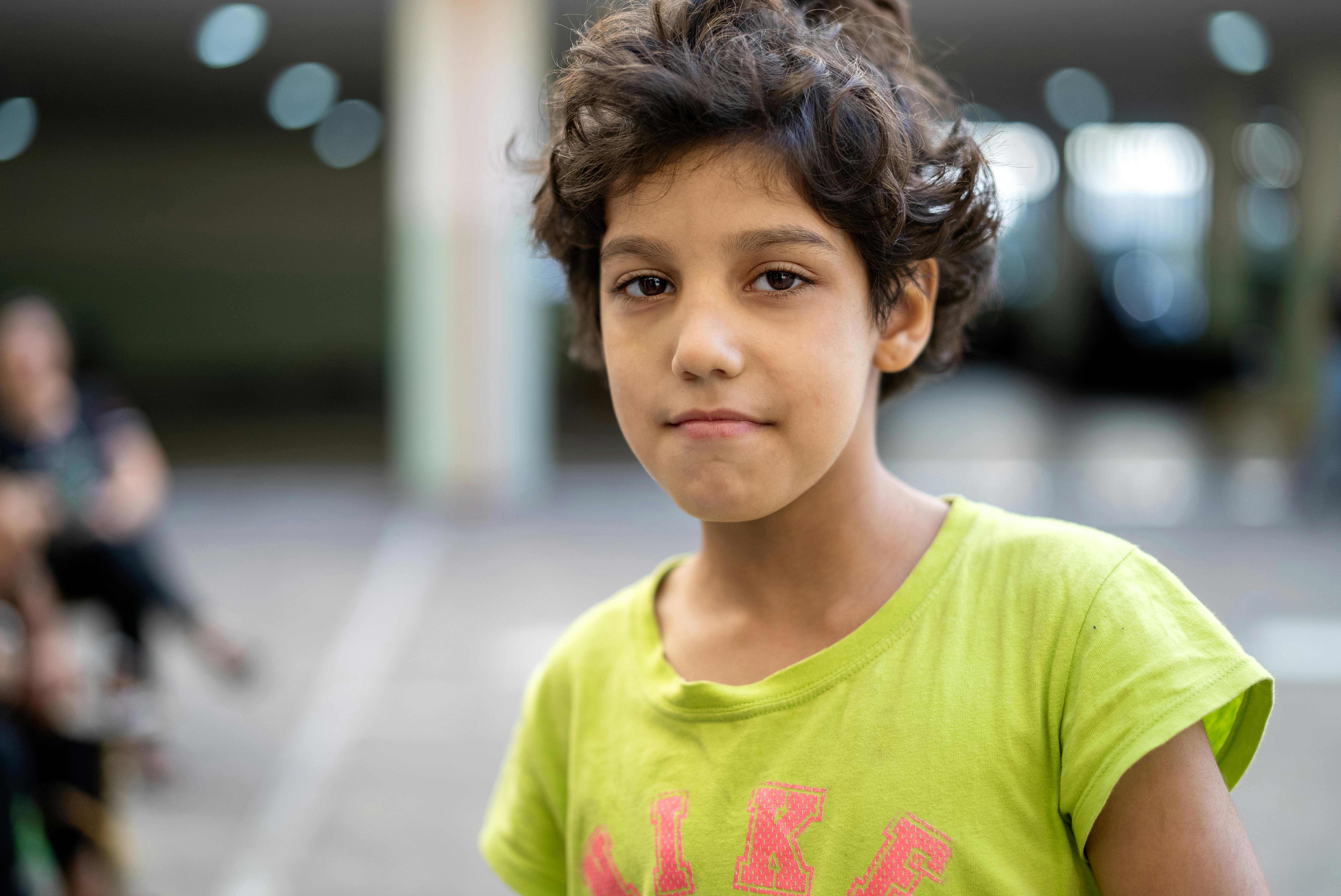 Ghazal, 9 anni. È dovuta fuggire dal Libano meridionale verso Beirut a causa dell’escalation del conflitto.  Prima dello sfollamento, Ghazal stava giocando con il fratello e con gli amici, si godeva le piccole gioie dell’infanzia