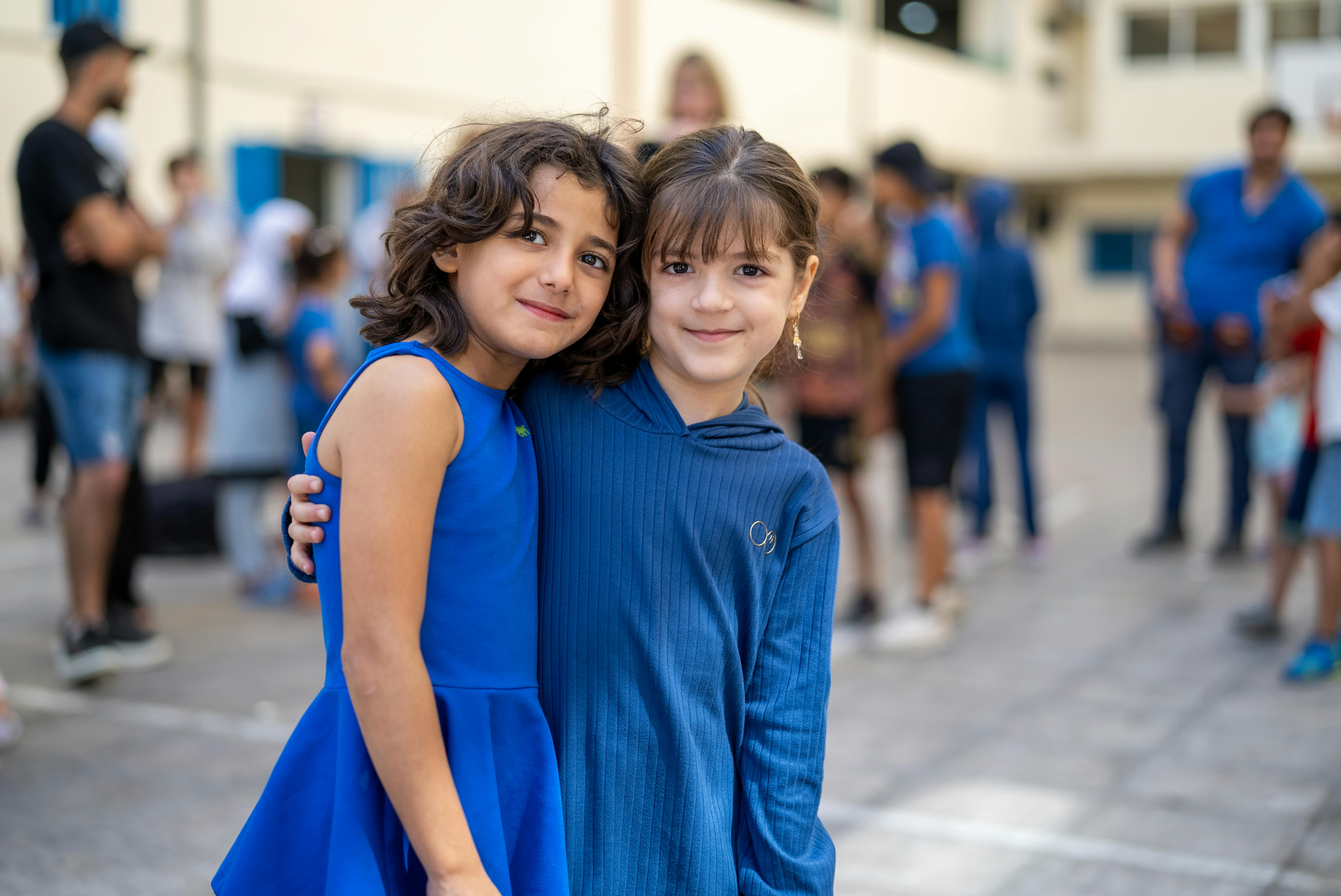 Nathaly, 7 anni, si trova in un rifugio insieme alla sua famiglia da qualche giorno. Qui è in posa con una sua amica. Siamo in Libano, a Beirut