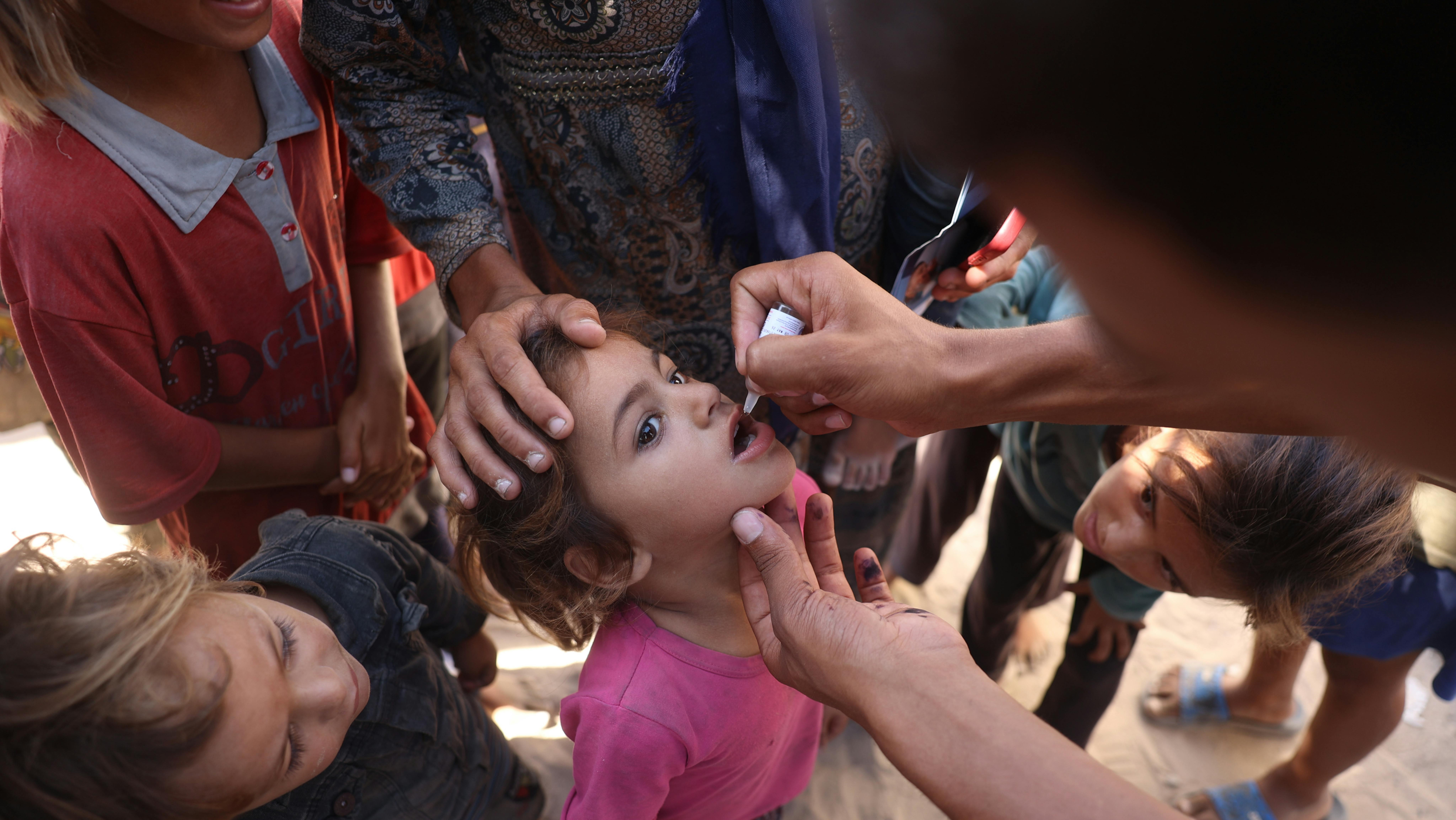 I bambini ricevono vaccini contro la poliomielite presso una clinica sanitaria a Khan Younis, nella Striscia di Gaza meridionale