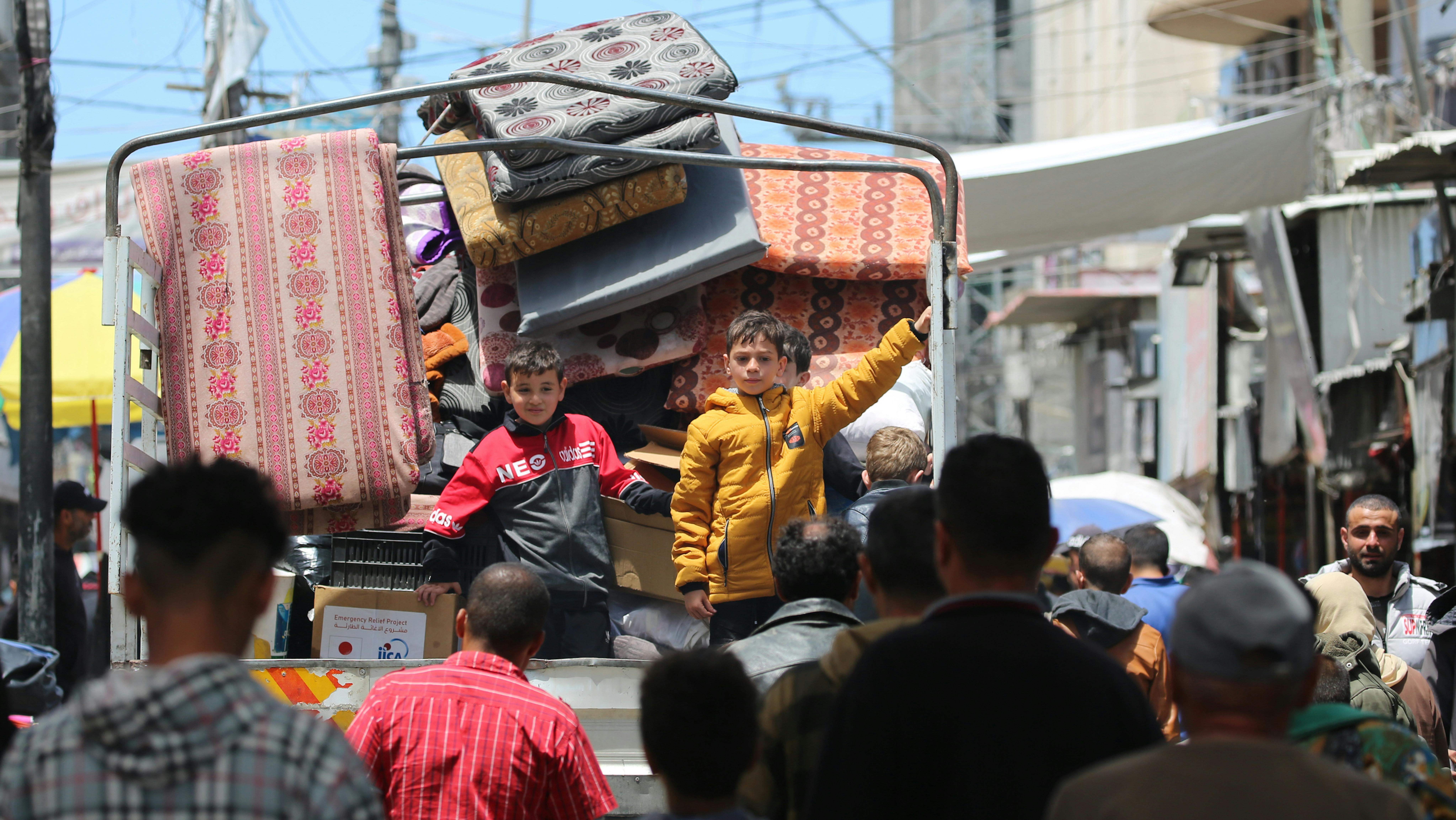 Una famiglia palestinese con i propri figli fugge dalla propria casa a causa dell'aumento delle ostilità a Rafah, a sud della Striscia di Gaza