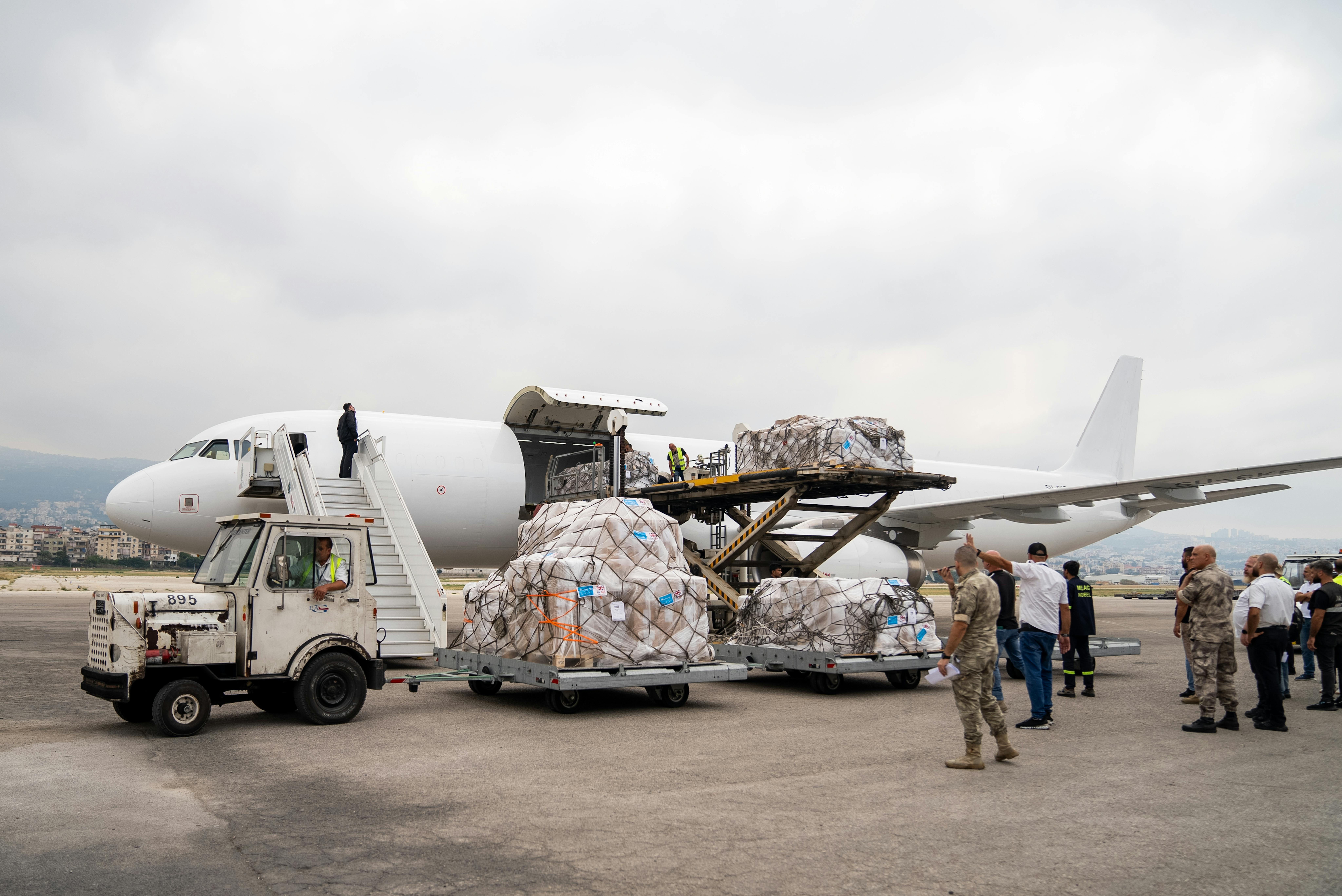 L'UNICEF ha consegnato 25 tonnellate di forniture mediche di emergenza al Ministero della Salute Pubblica presso l'aeroporto internazionale di Beirut in risposta all'escalation del conflitto in Libano. Queste forniture vitali sono arrivate tramite un volo charter UNICEF da Copenaghen e sono state procurate tramite il supporto finanziario del Regno Unito.